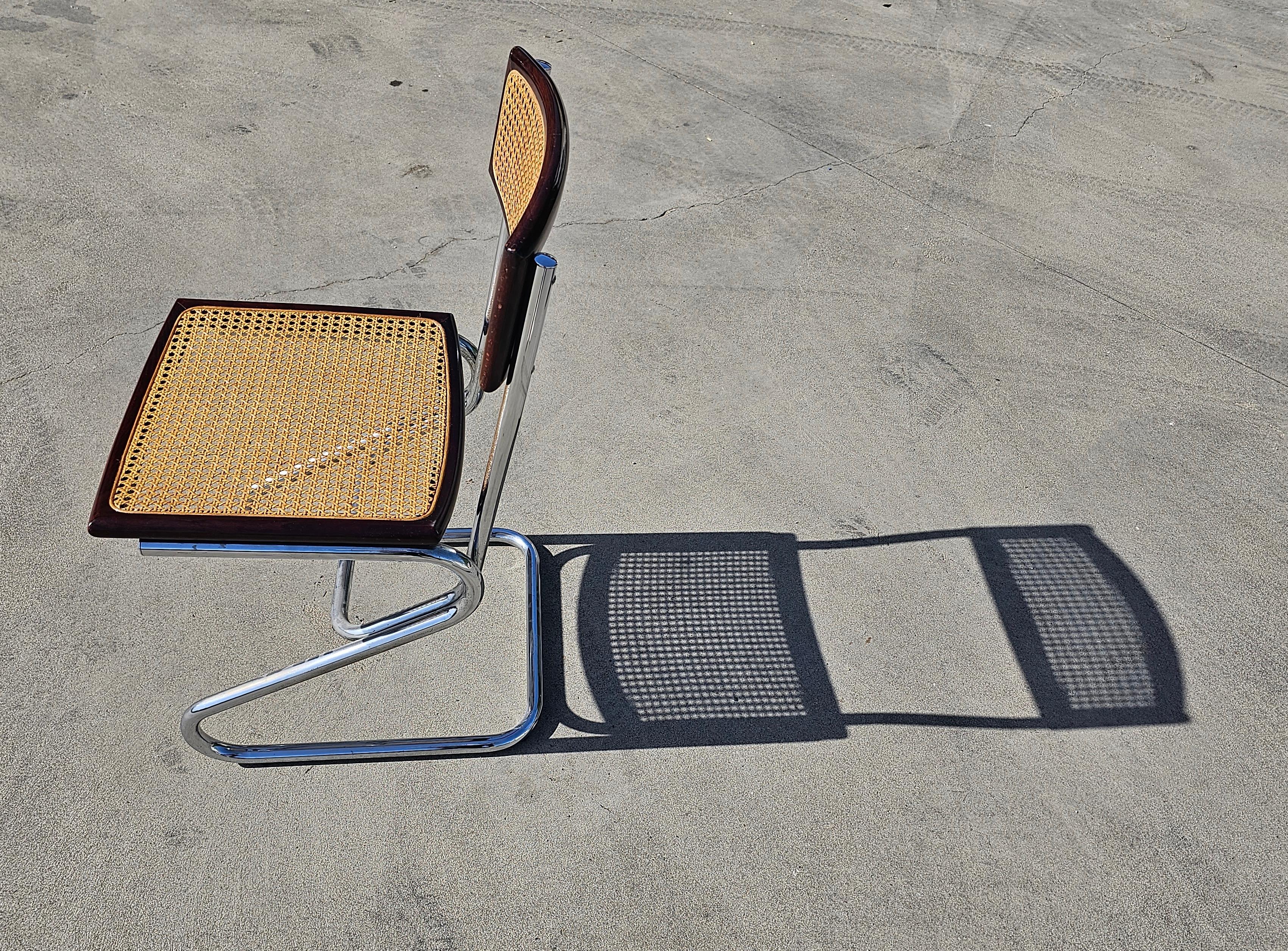 Fin du 20e siècle 1 des 2 chaises de salle à manger tubulaires de style Bauhaus avec sièges en rotin, Italie, années 1970 en vente