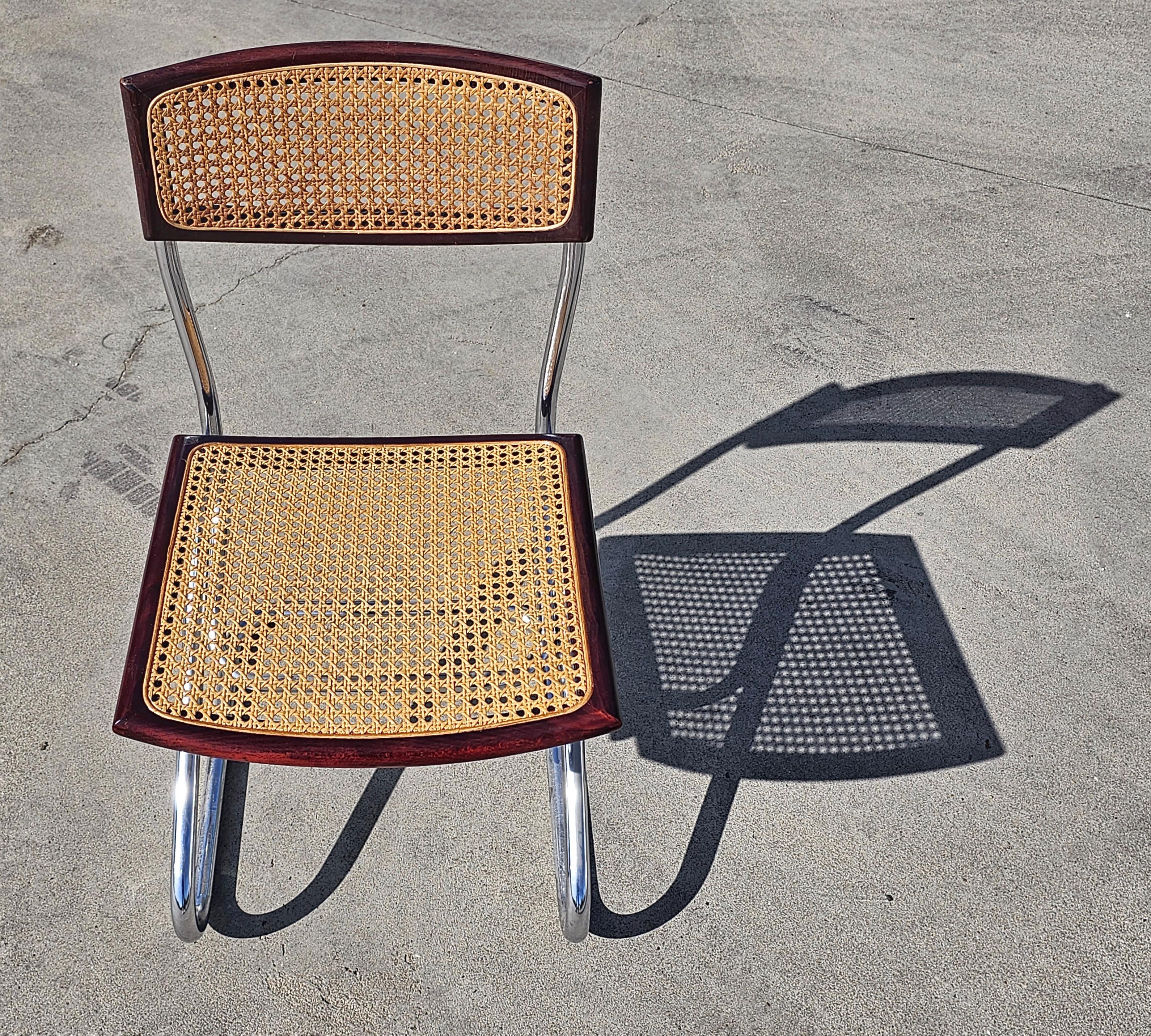 1 des 2 chaises de salle à manger tubulaires de style Bauhaus avec sièges en rotin, Italie, années 1970 en vente 1