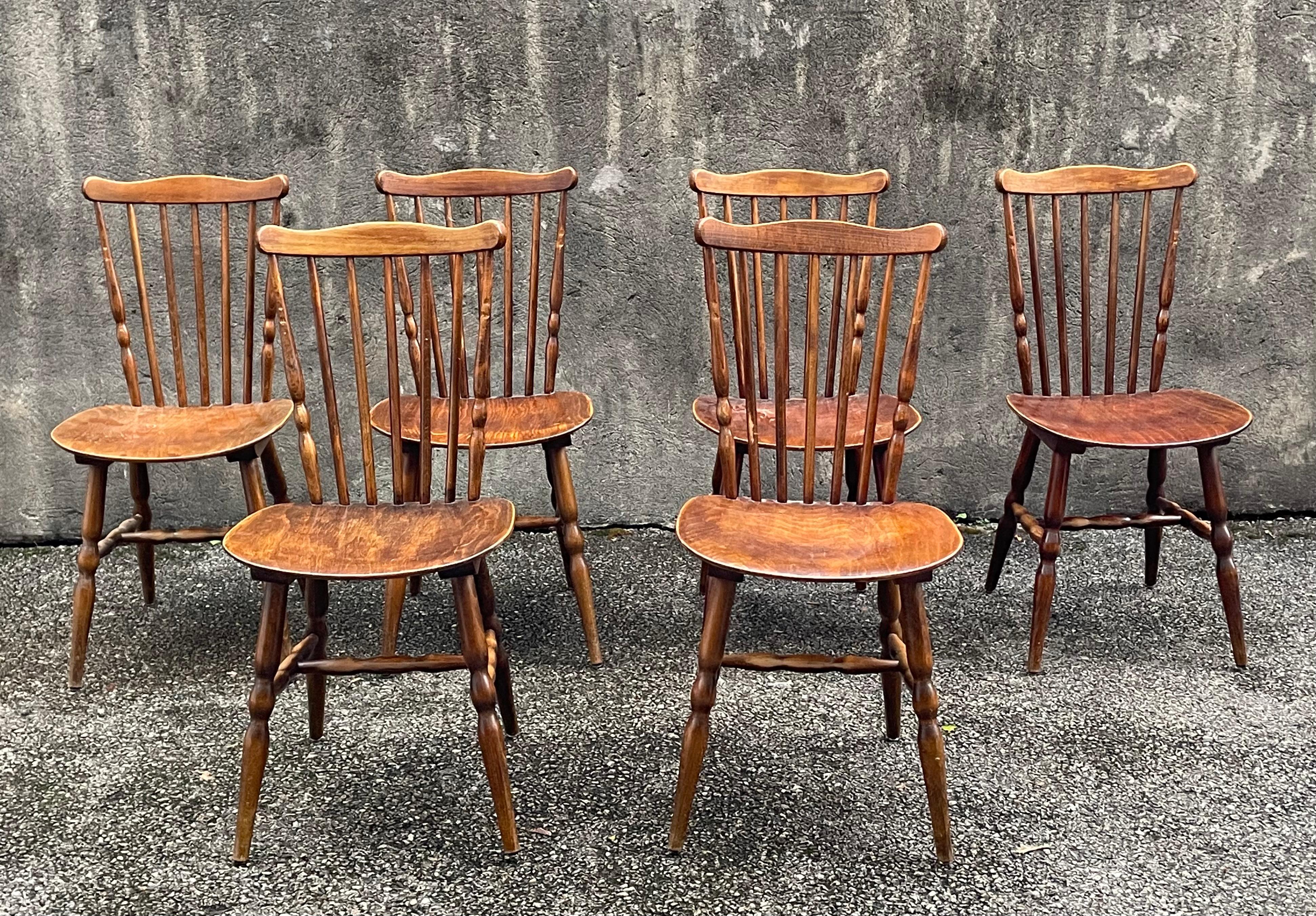 Ensemble de 6 chaises bistro Baumann. Il n'y a pas d'estampille mais ces chaises proviennent des mêmes usines. Tous n'ont pas été estampillés. Rares traces d'utilisation (photos) qui donnent le charme et l'authenticité de ces chaises. Dimensions :