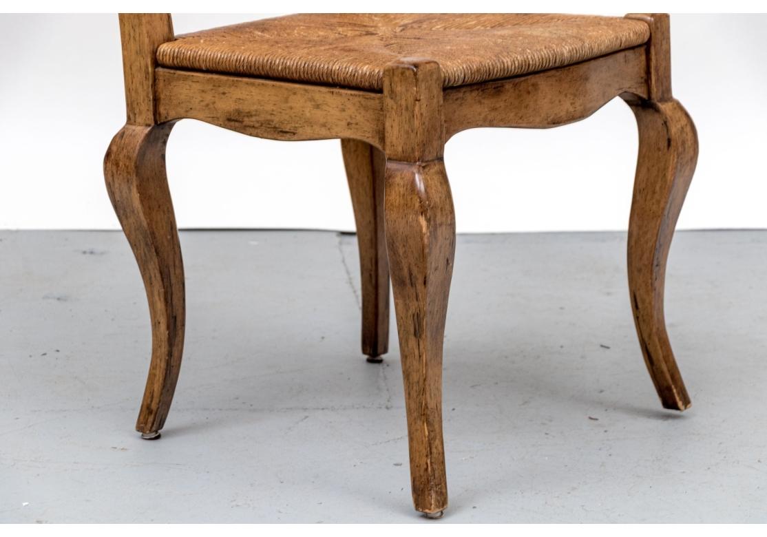 Satz von 6 Bausman Land Französisch Ladder-back Stühle mit Rush Sitze im Angebot 6