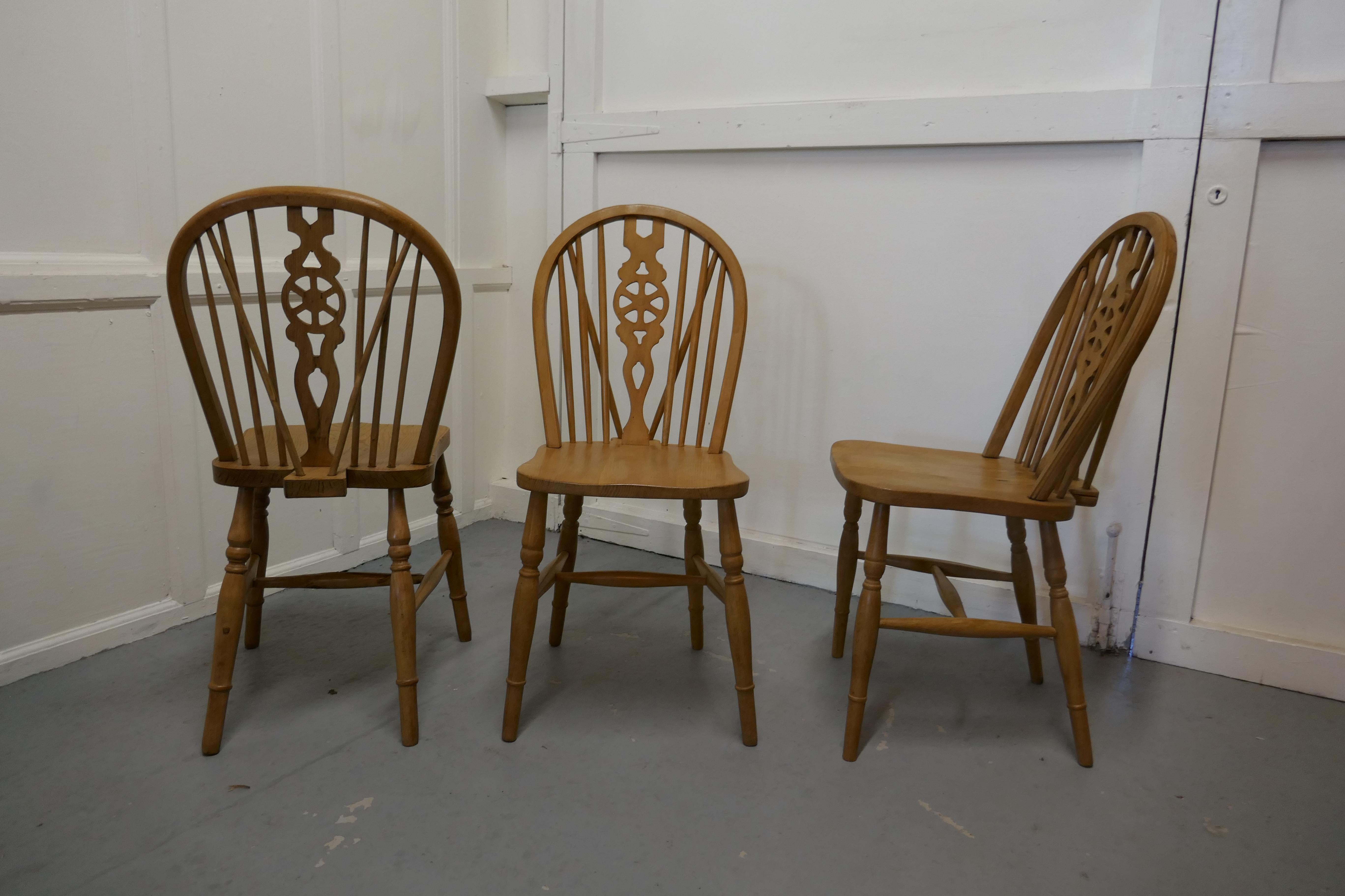 19th Century Set of 6 Beech & Elm Wheel Back Windsor Kitchen Dining Chairs
