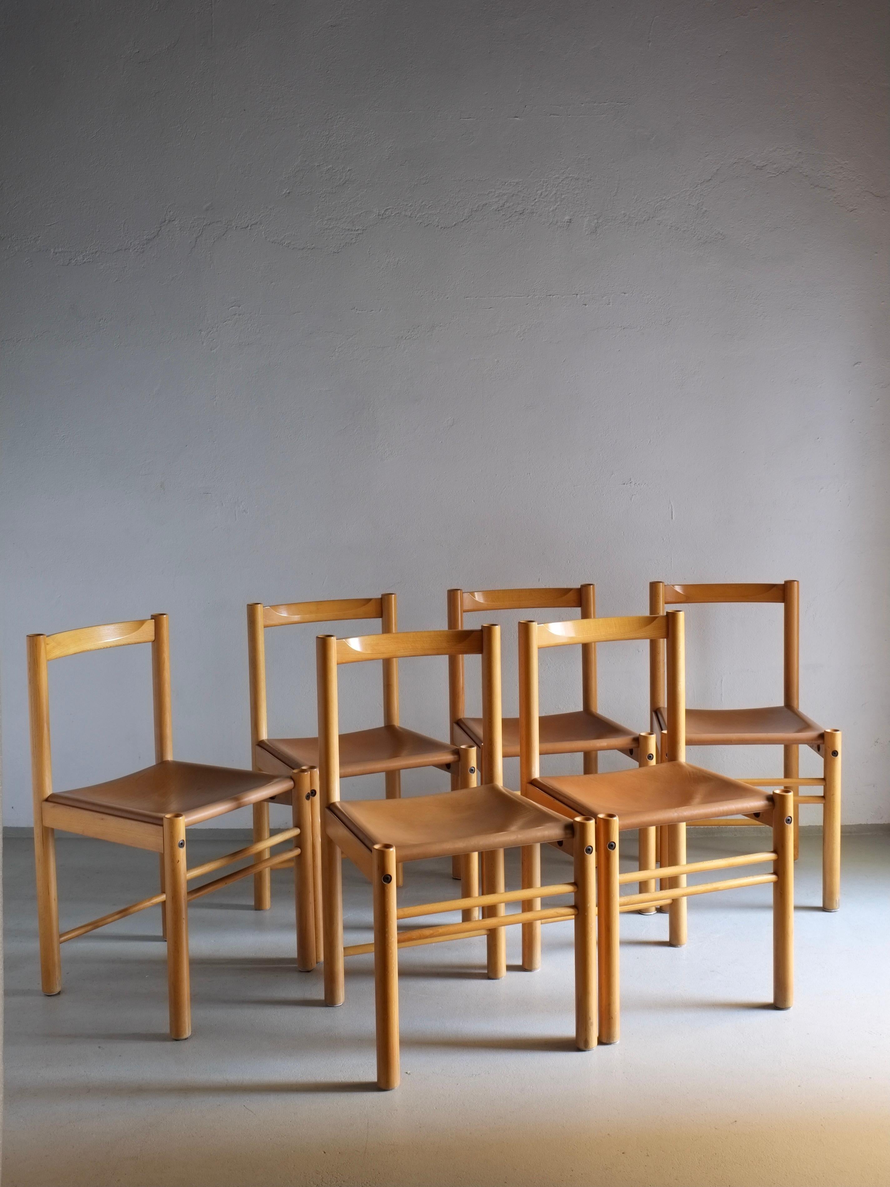 Lot de six chaises de salle à manger Beeche en bois de hêtre avec assise en cuir cognac.