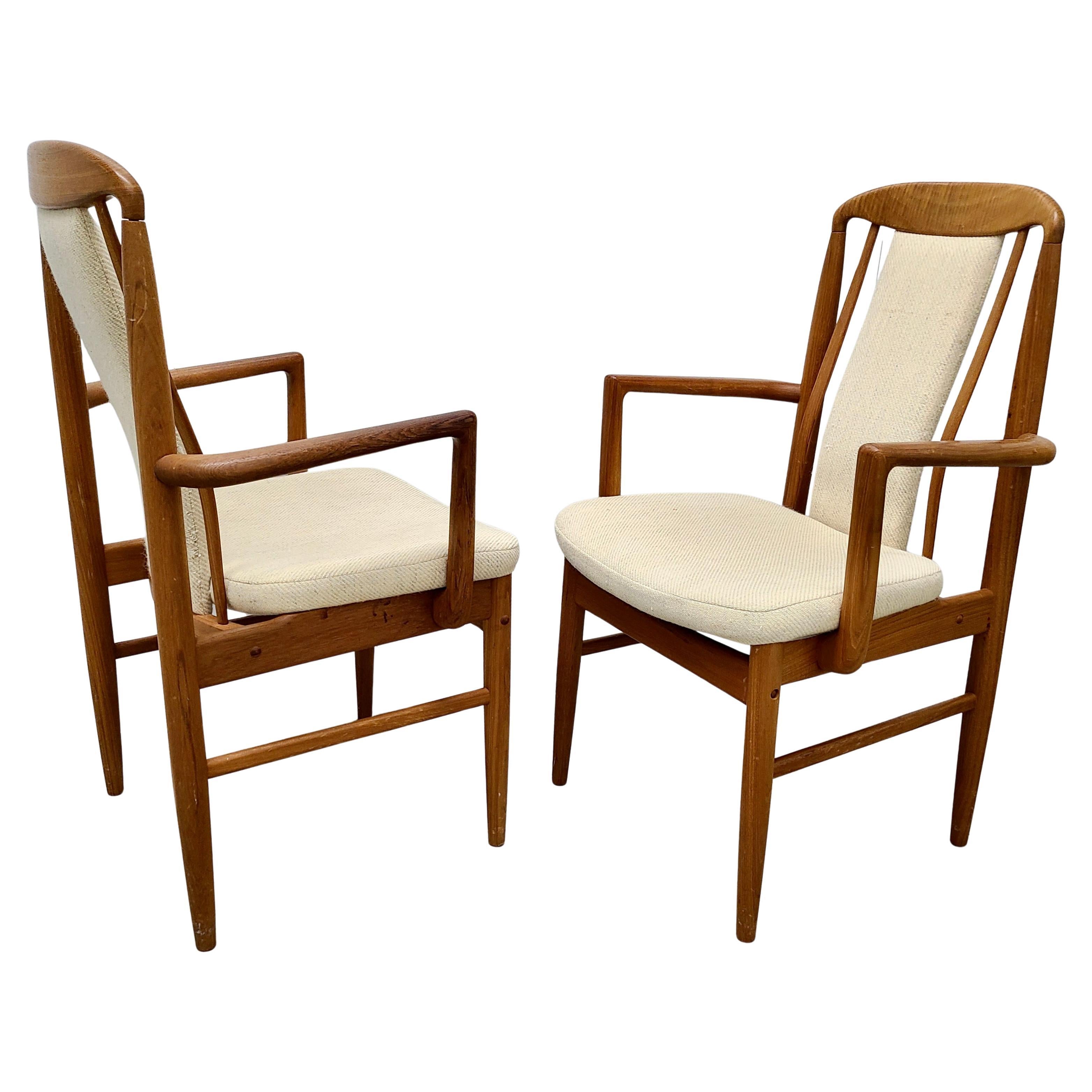 Set di sei sedie da pranzo in teak.
Quattro sedie laterali
Due poltrone.
Firmato: Benny A. Linden