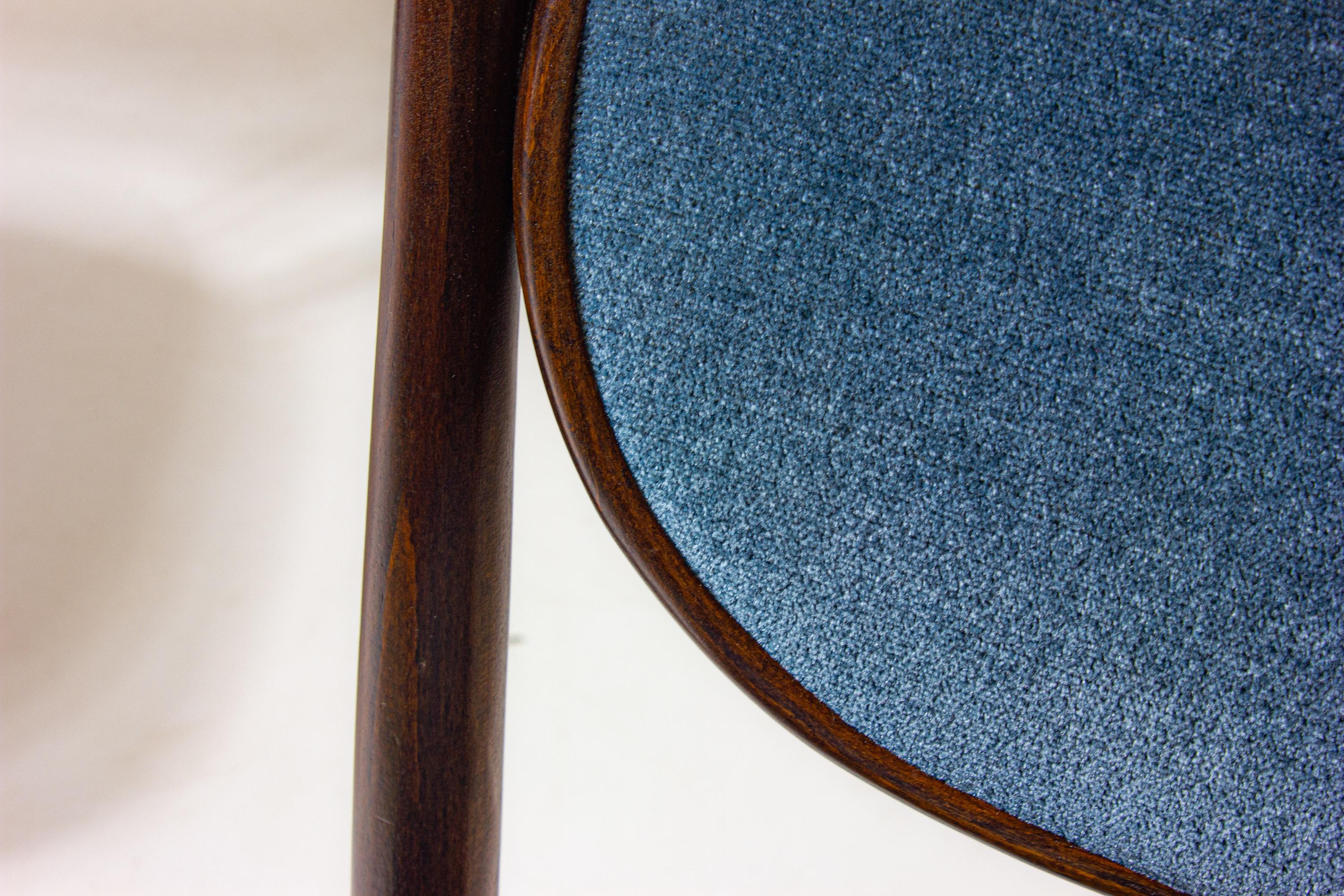 Set di 6 sedie in legno curvato con velluto blu di Josef Hoffman per Thonet, anni '60 in vendita 6