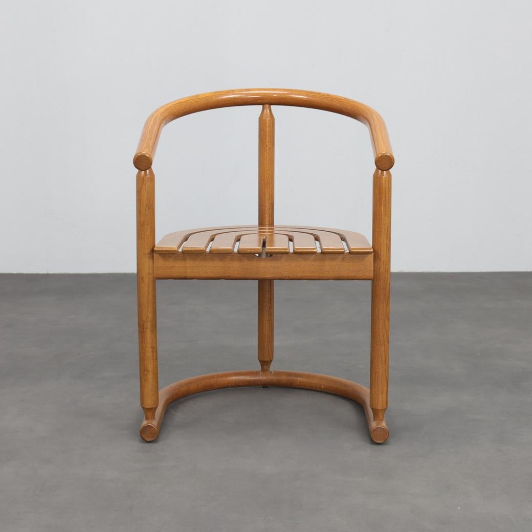 Ein skulpturaler und schön ausgewogener Satz von sechs Bugholz-Esszimmerstühlen, der in den 1980er Jahren von dem renommierten deutschen Hersteller Allmilmö hergestellt wurde. Die elegant geschwungene Rückenlehne, der fließende, durchgehende Rahmen