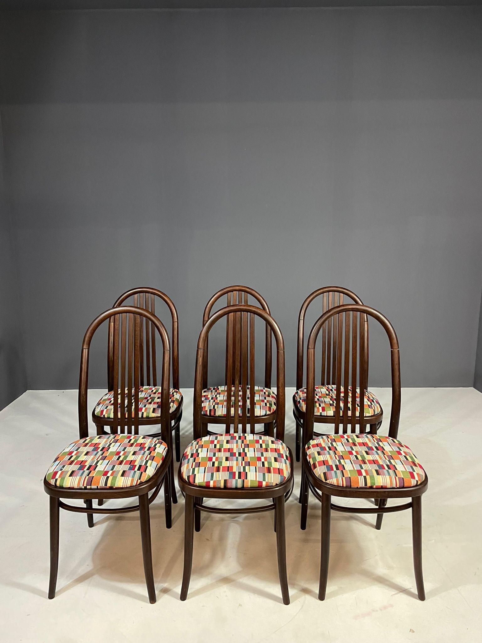 Questo set di sei sedie da pranzo in legno curvato è stato prodotto nell'ex Cecoslovacchia negli anni Settanta. Il design trae chiaramente ispirazione dallo stile senza tempo dell'architetto e designer austriaco Josef Hoffmann. Le sedie presentano