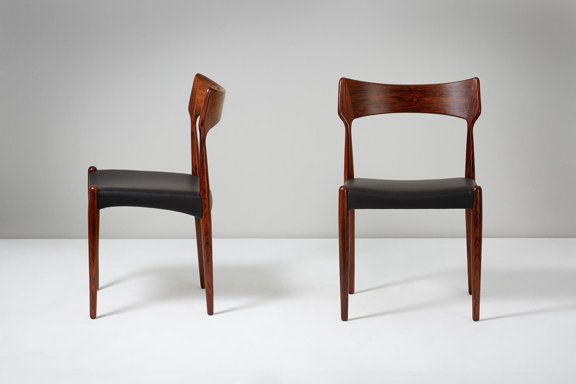 Bernard Petersen - Esszimmerstühle, um 1960

6 Stühle aus Palisanderholz, hergestellt von Christian Linnebergs Møbelfabrik, Dänemark, entworfen von Bernard Petersen. Die Sitze wurden mit schwarzem Anilinleder neu gepolstert und die