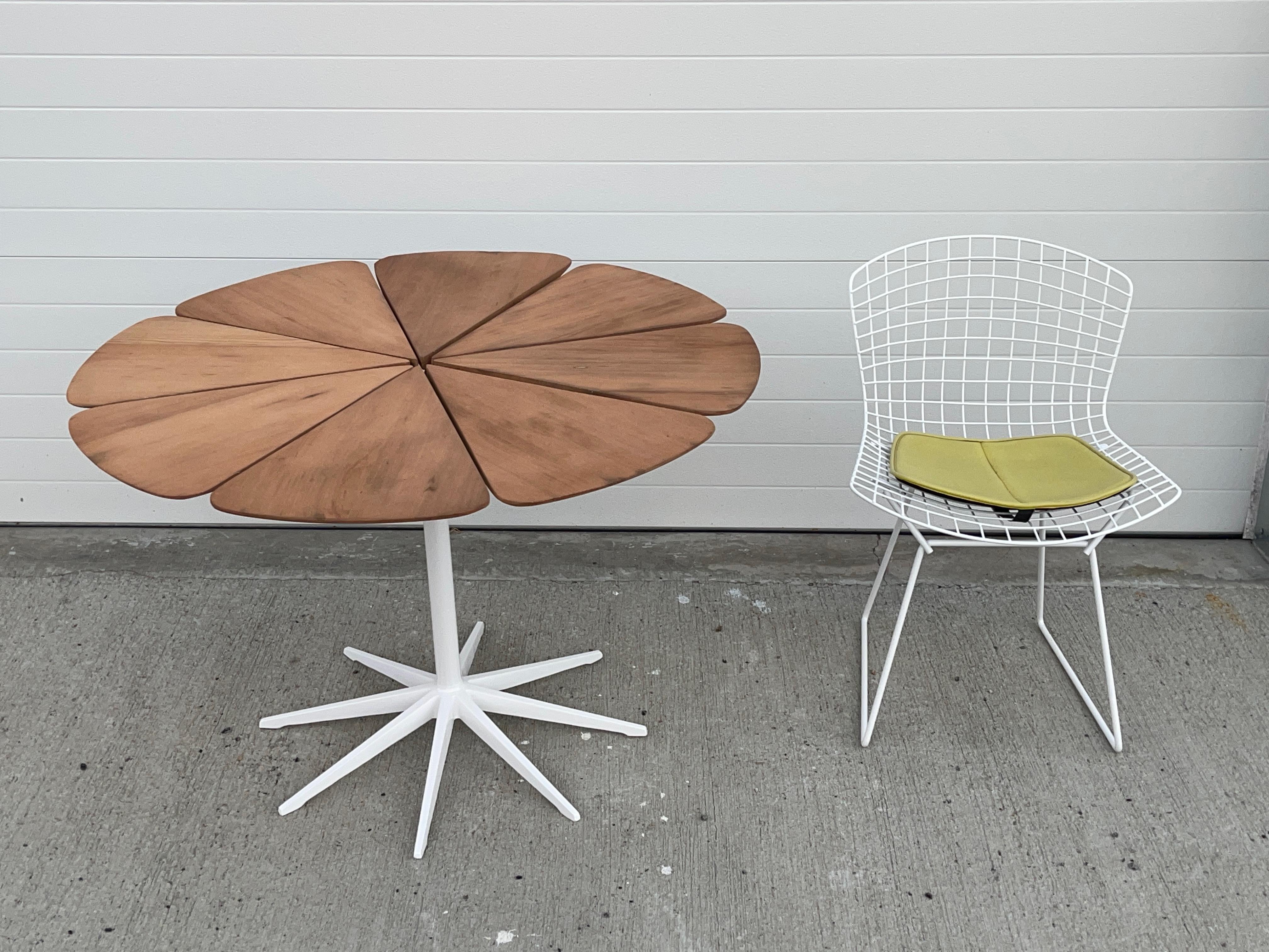 Set of six newly restored wite Bertoia wire chairs model 420-2 produced by Knoll circa 1961 including original yellow Knoll seat cushions.
These chairs have been freshly powder coated in gloss white and are suitable for outdoor use and well as