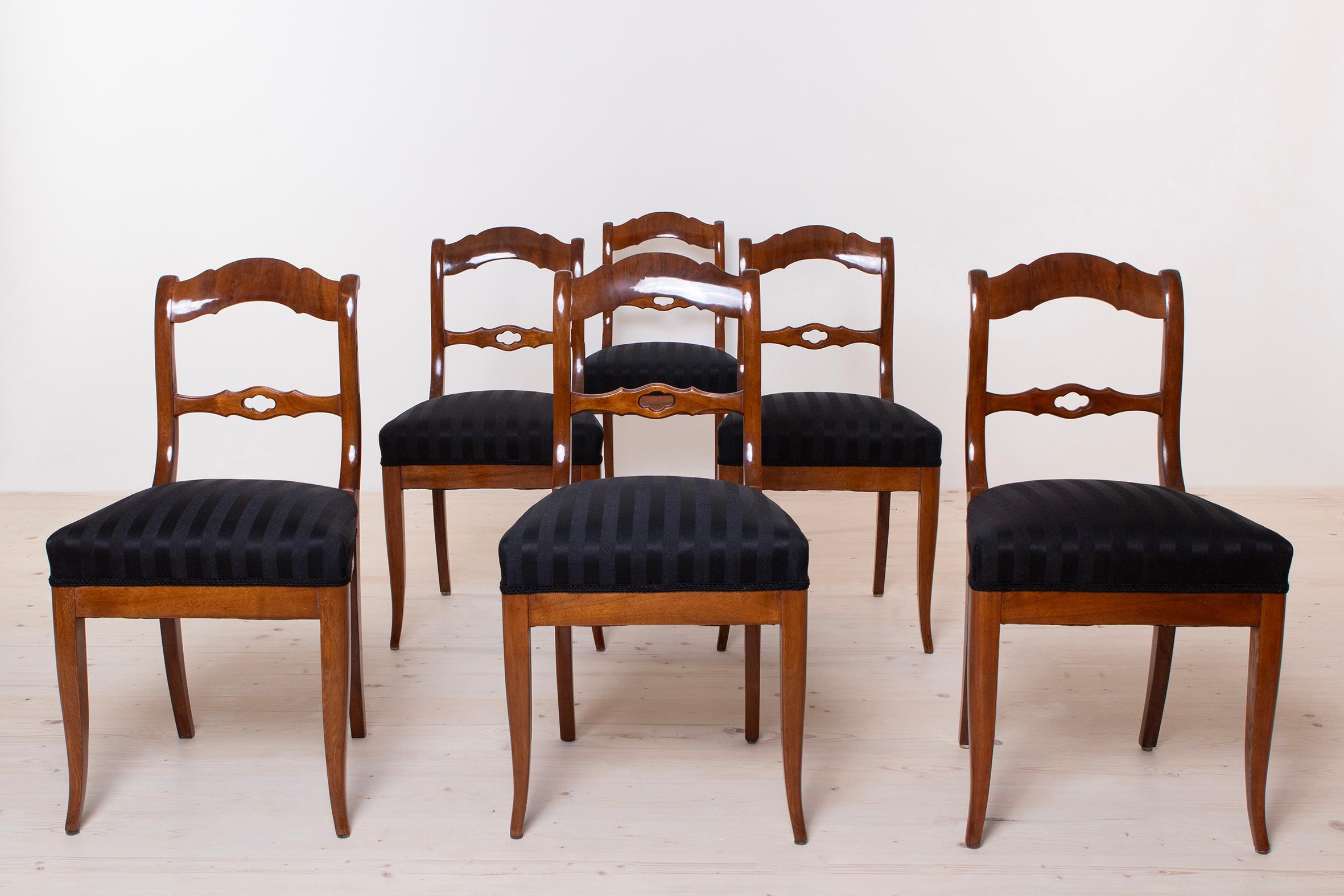 Ensemble de six chaises confortables et originales de style Biedermeier fabriquées en Allemagne, vers 1820-1840. Les chaises sont en noyer, partiellement plaqué sur l'assise et le dossier. L'ensemble est entièrement restauré. La tapisserie a été
