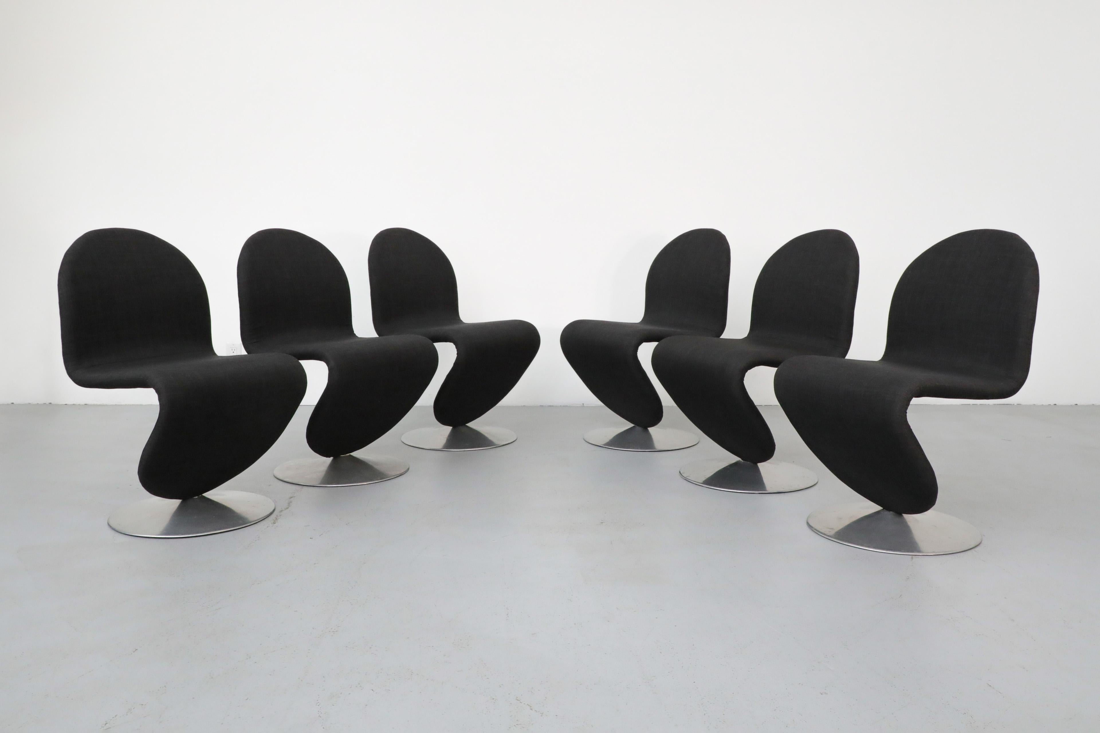 Sechs Esszimmerstühle der Serie 1-2-3 von Verner Panton für Rosenthal mit verchromten Gestellen, neu gepolstert in Pauline Black. Ansonsten Originalzustand mit sichtbaren alters- und gebrauchsbedingten Gebrauchsspuren.