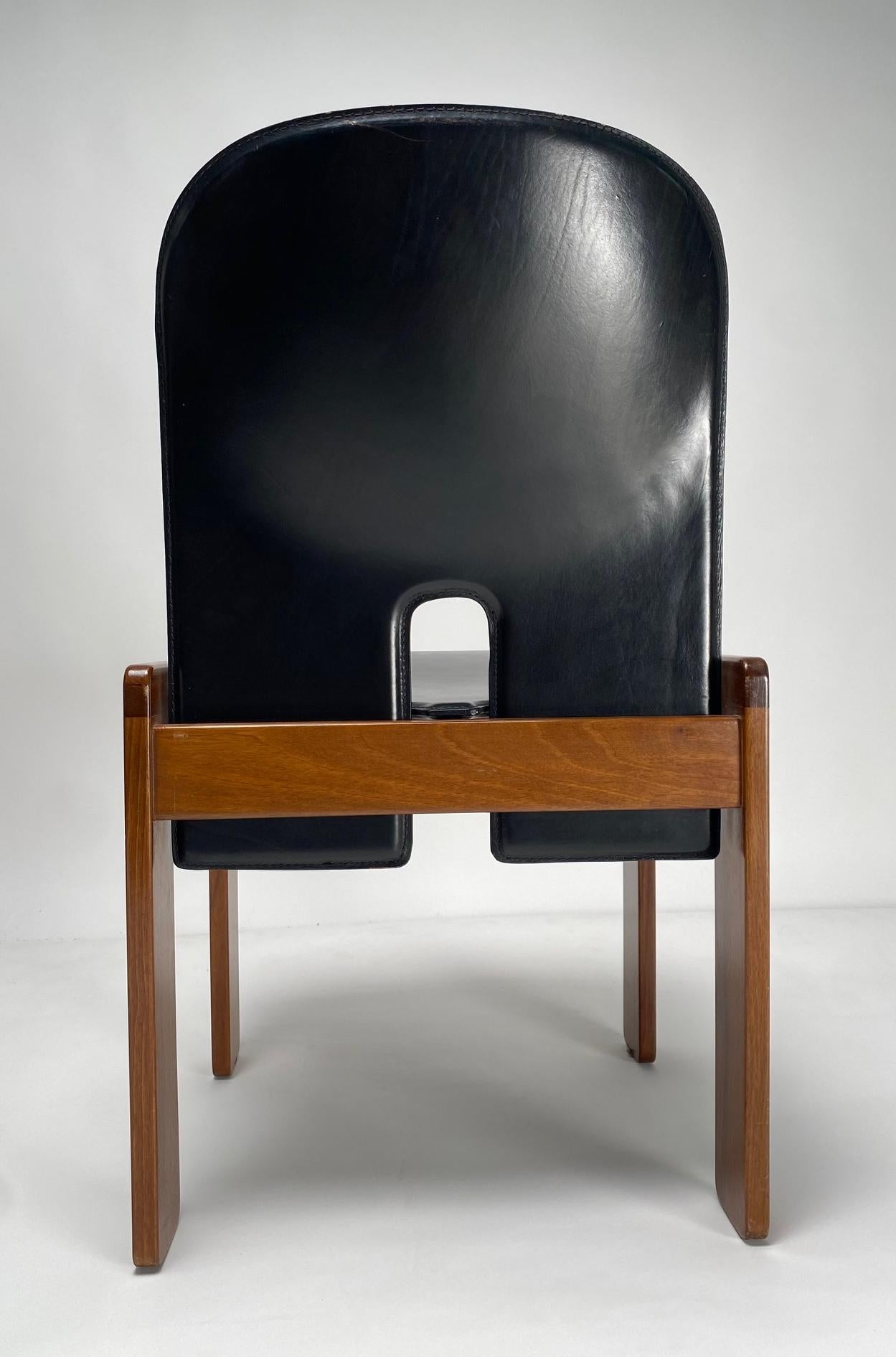 Satz von 6 Stühlen aus schwarzem Leder „121“ von Tobia Scarpa für Cassina, Italien, 1967

Der Stuhl, der inzwischen zu einer Ikone des italienischen Stils geworden ist, zeichnet sich durch die für Scarpa typische doppelte Gestellstruktur mit der