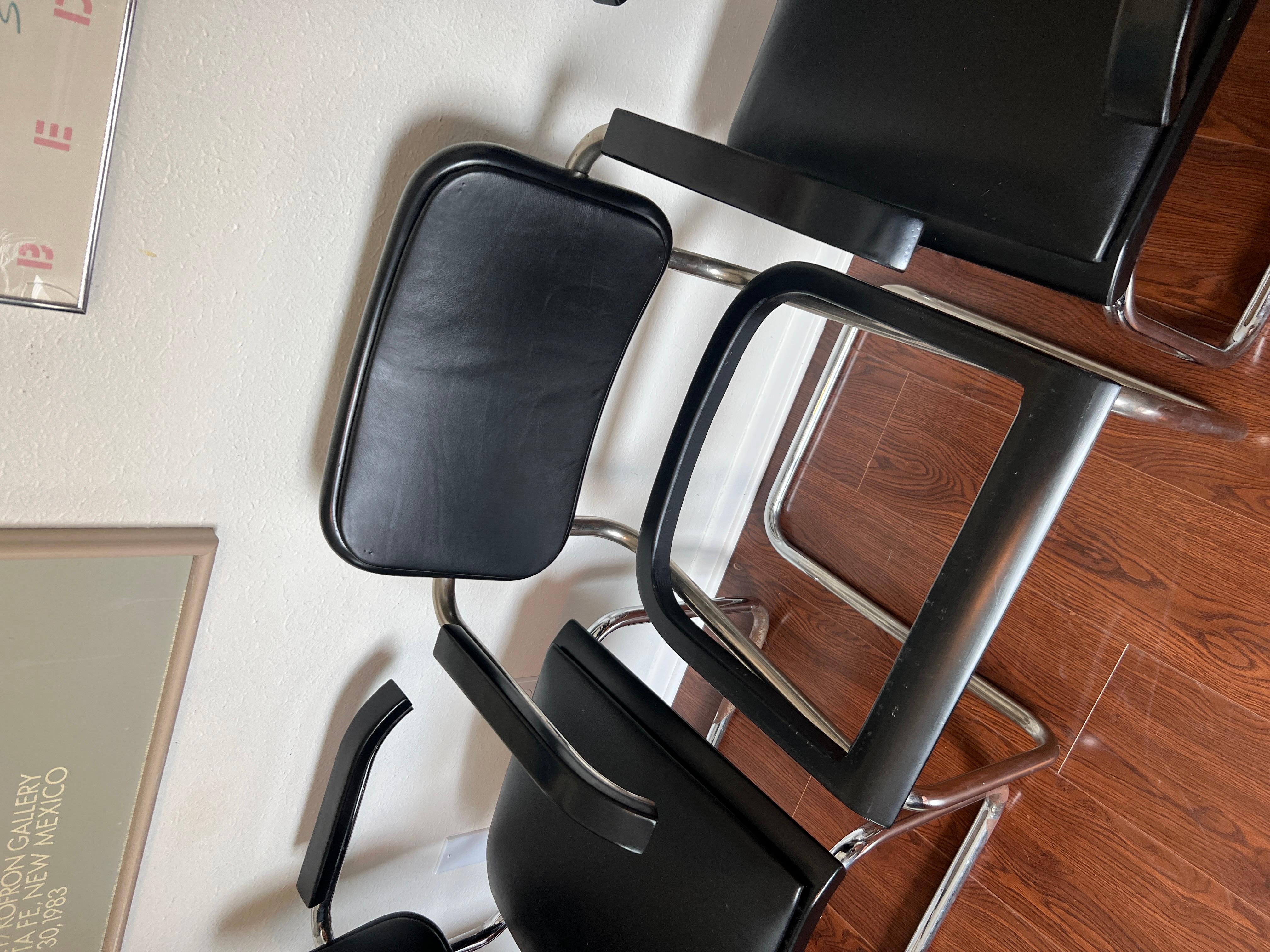 Cuir Ensemble de 6 fauteuils en cuir noir de Marcel Breuer pour Thonet modèle S64 en vente