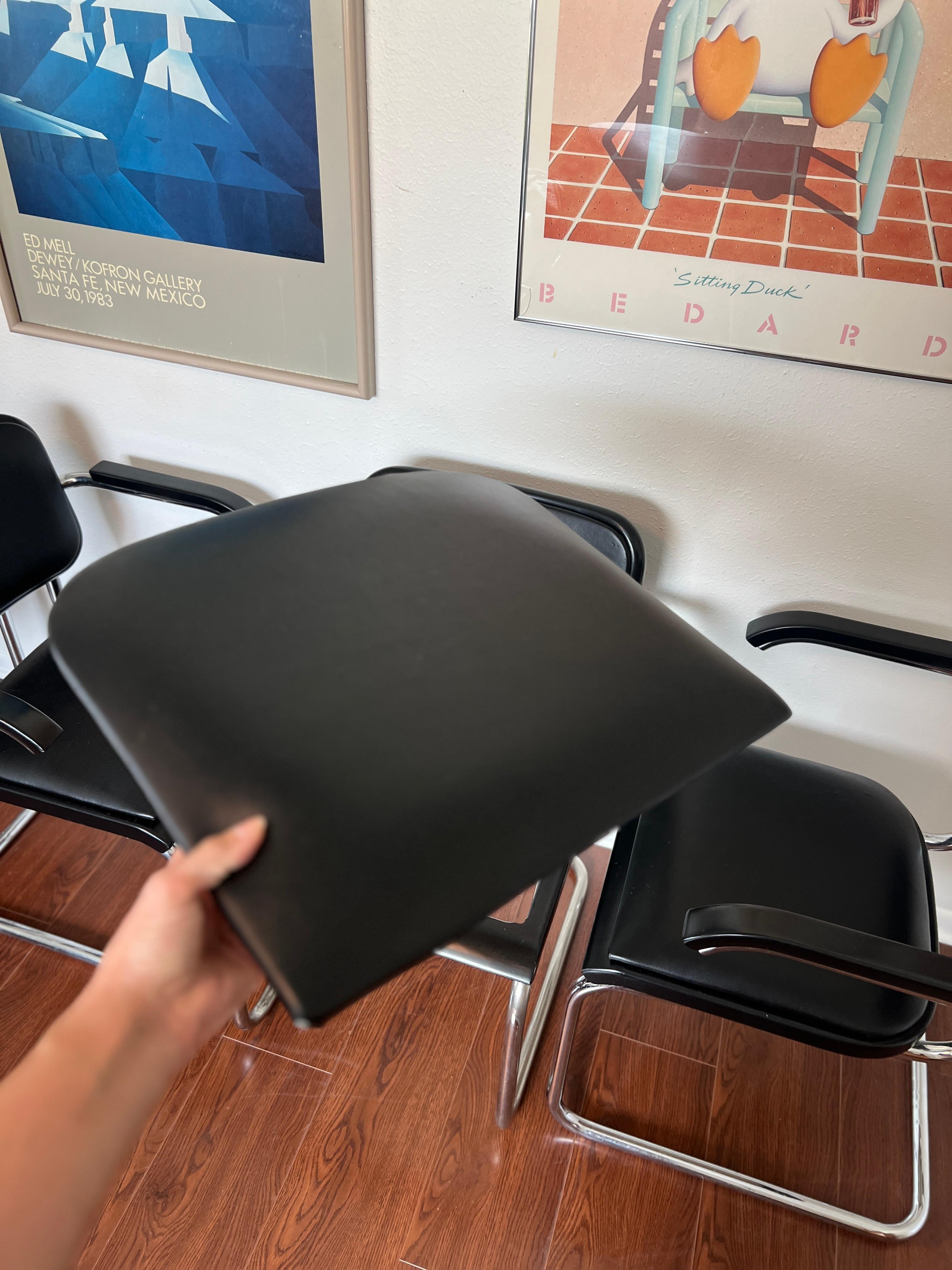 Ensemble de 6 fauteuils en cuir noir de Marcel Breuer pour Thonet modèle S64 en vente 1