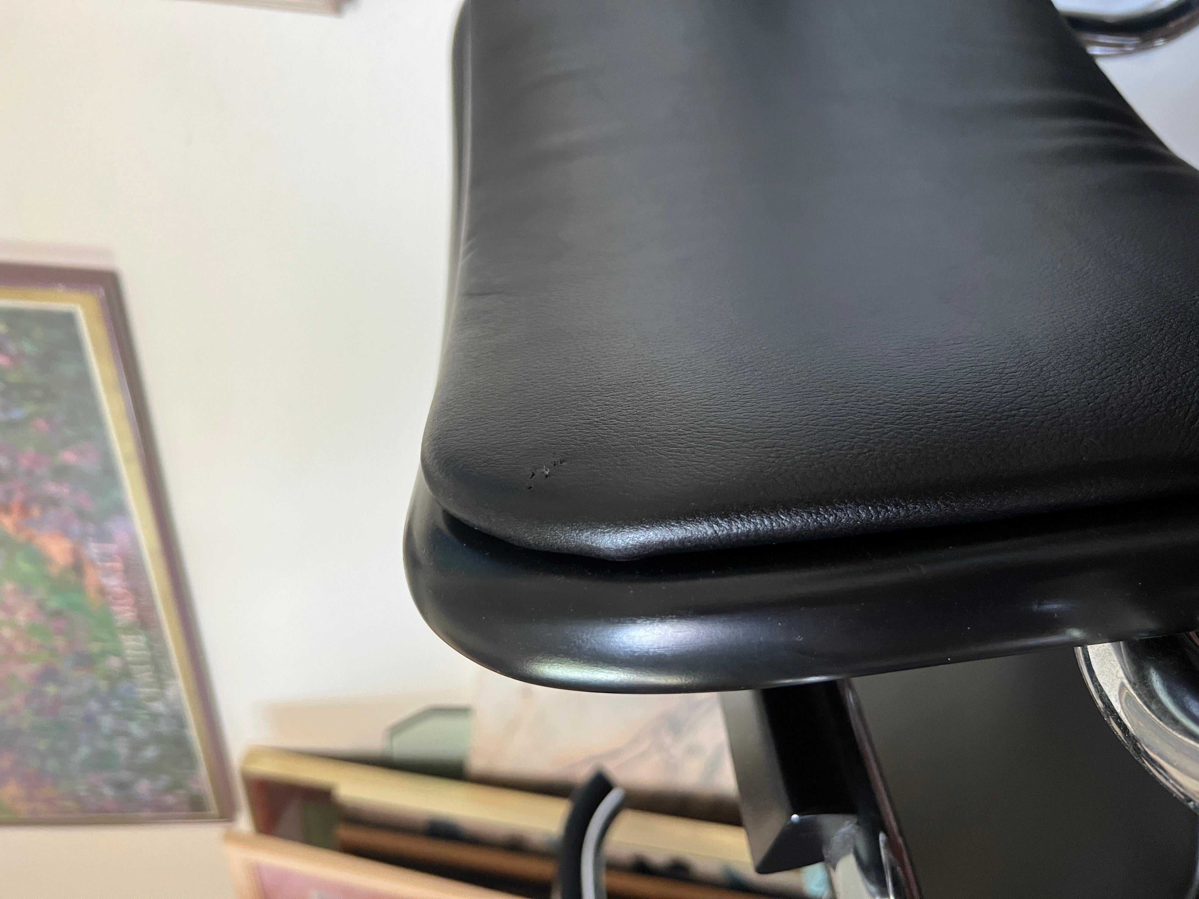 Ensemble de 6 fauteuils en cuir noir de Marcel Breuer pour Thonet modèle S64 en vente 6