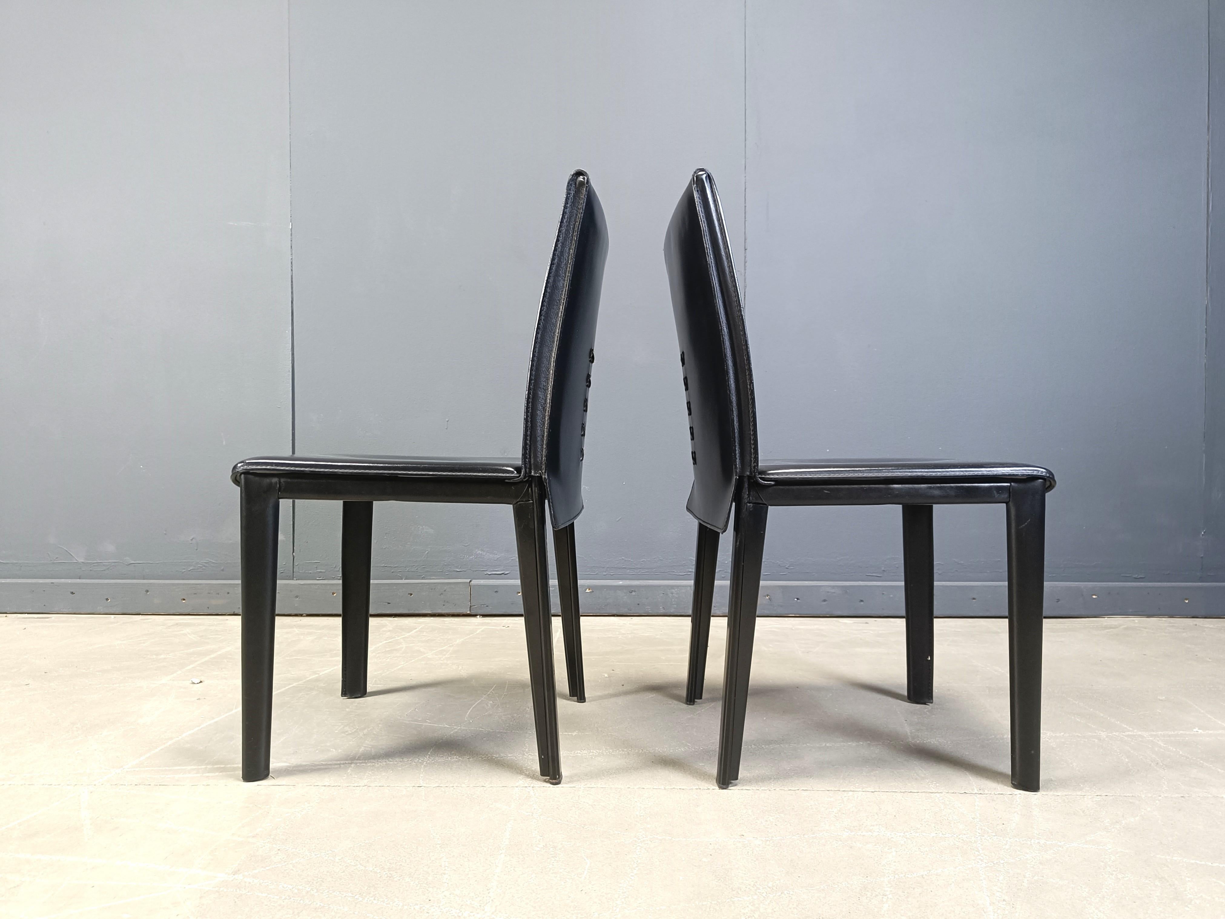 Set of 6 black sttiched leather dining chairs by Arper Italy.

Very sturdy and timeless design chairs.

Condition as nerw, very well maintained by the previous owner

1980s - Italy

Dimensions:
Height: 85cm/33.46