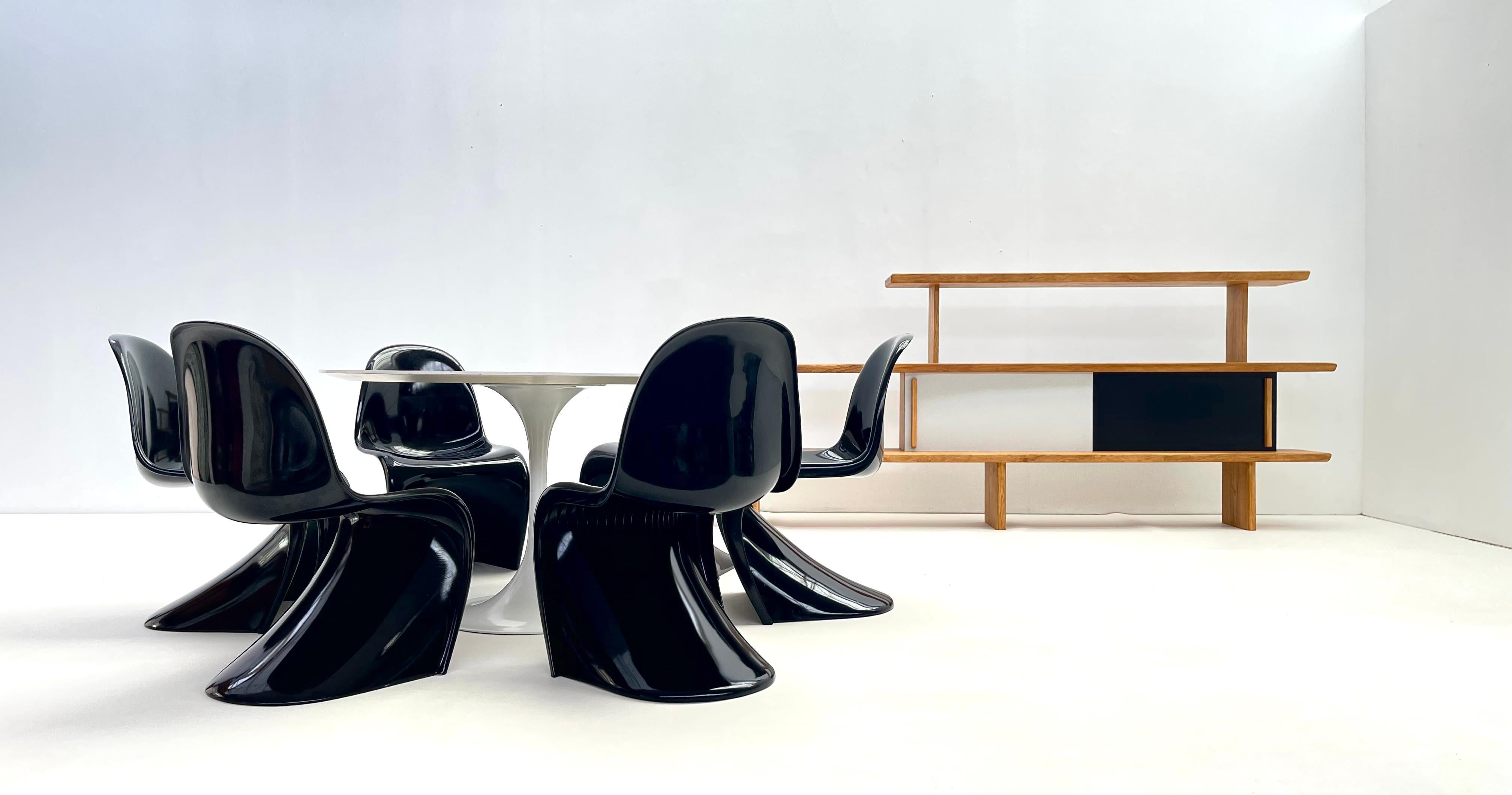 La chaise Panton a été produite pour la première fois en 1965. 

Pour la première fois, une chaise entière avait été conçue en une seule pièce, sans aucun pied. Il est alors connu sous le nom de 