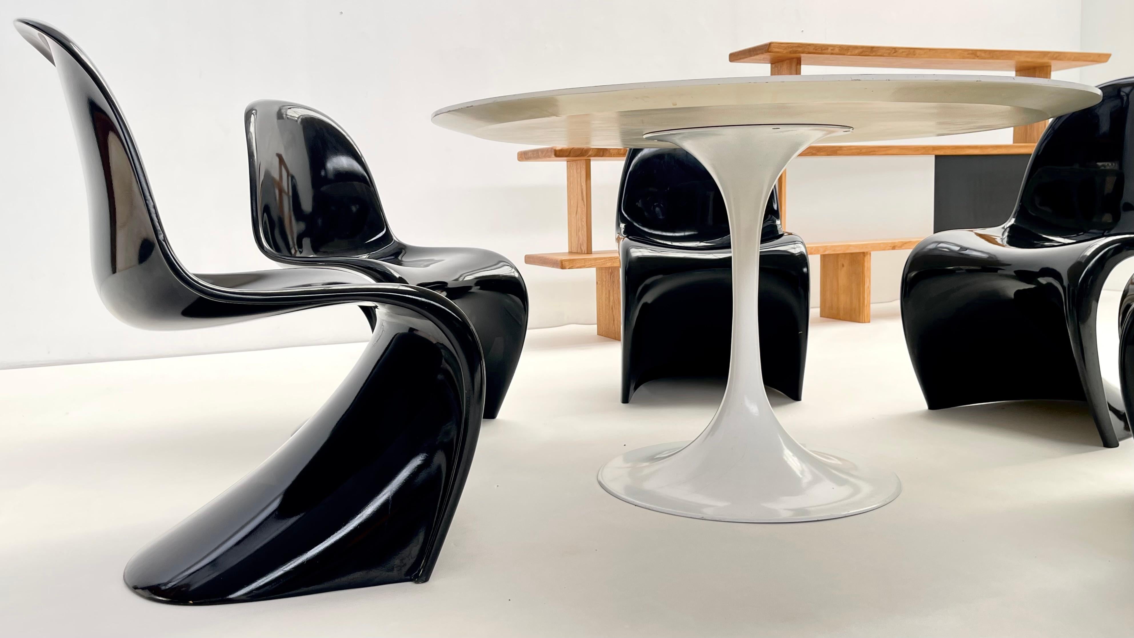 Danois Ensemble de 6 chaises noires 'Panton' de Verner Panton (1ère et 2ème édition) en vente
