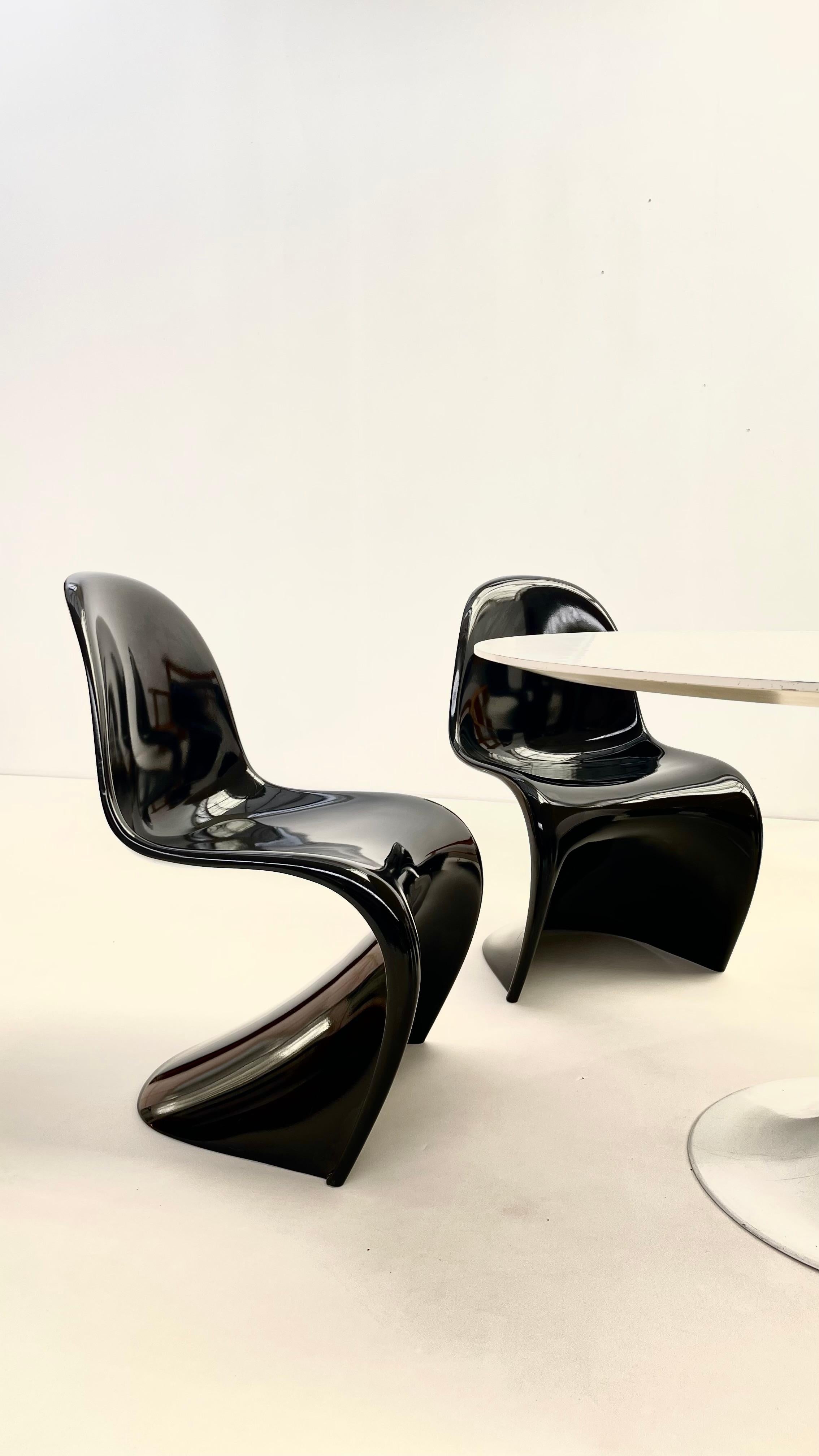 Ensemble de 6 chaises noires 'Panton' de Verner Panton (1ère et 2ème édition) Bon état - En vente à Brussels, BE