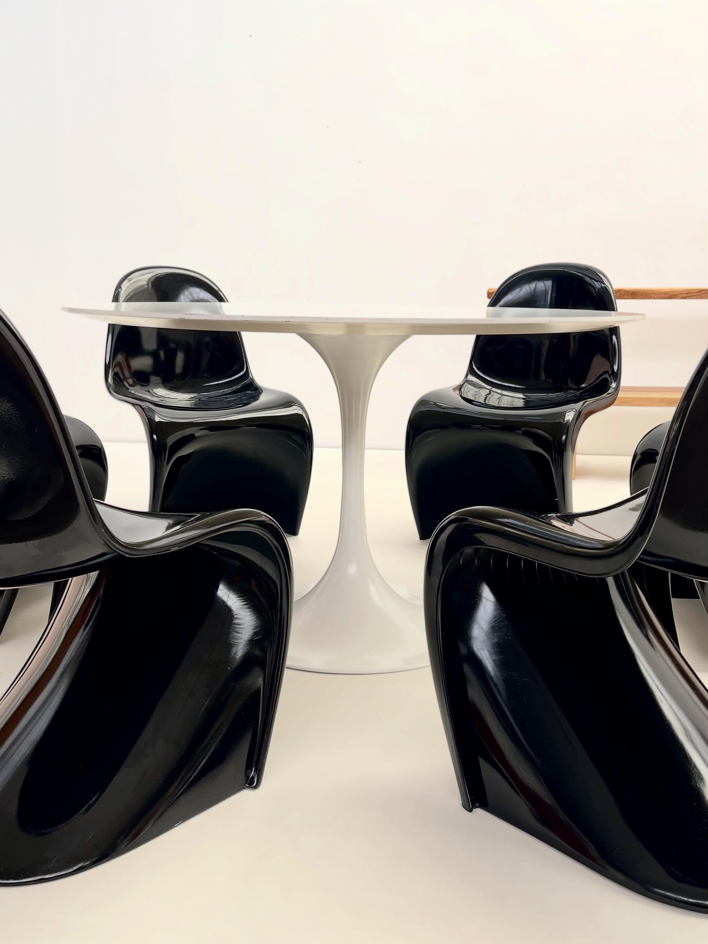Fin du 20e siècle Ensemble de 6 chaises noires 'Panton' de Verner Panton (1ère et 2ème édition) en vente