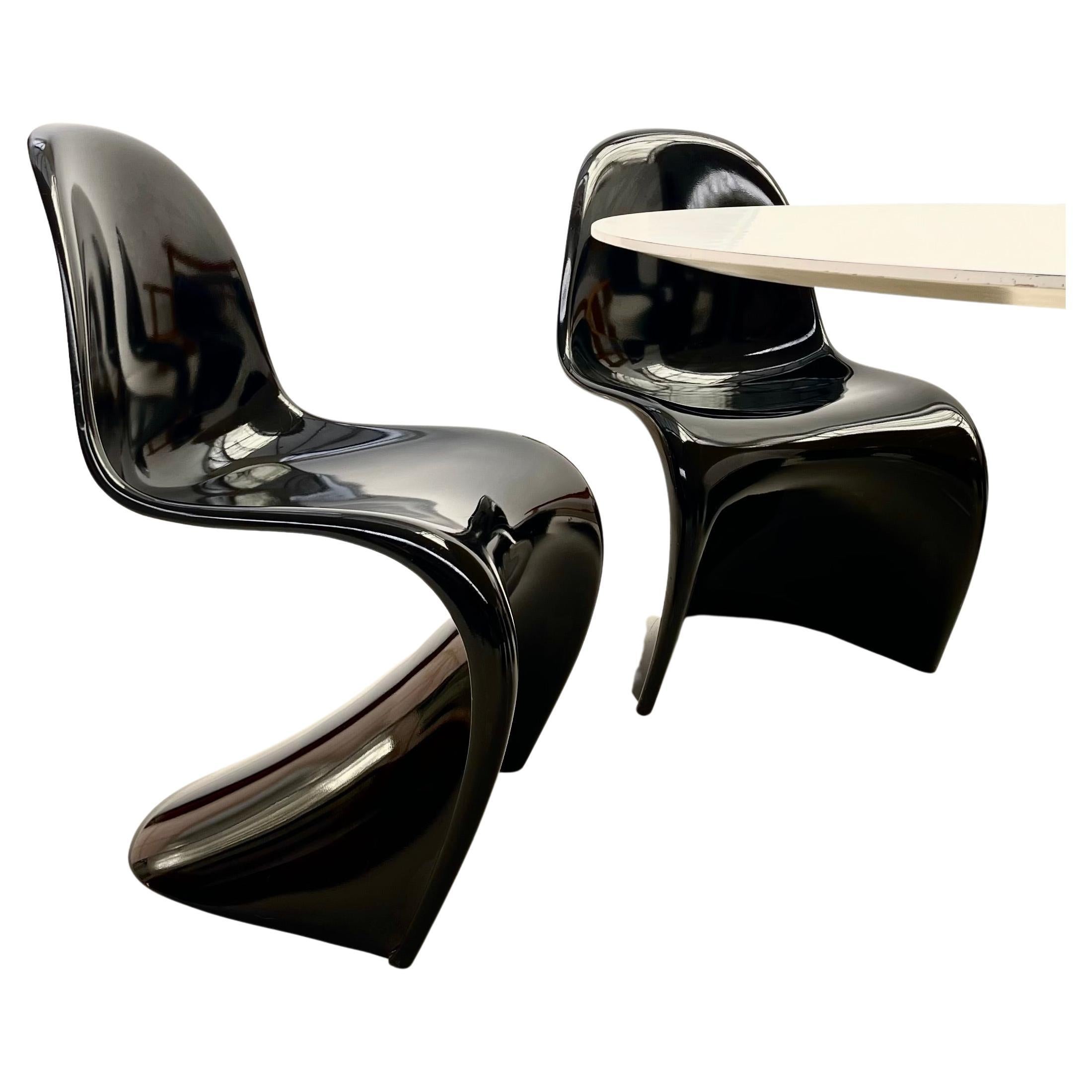 Ensemble de 6 chaises noires 'Panton' de Verner Panton (1ère et 2ème édition) en vente