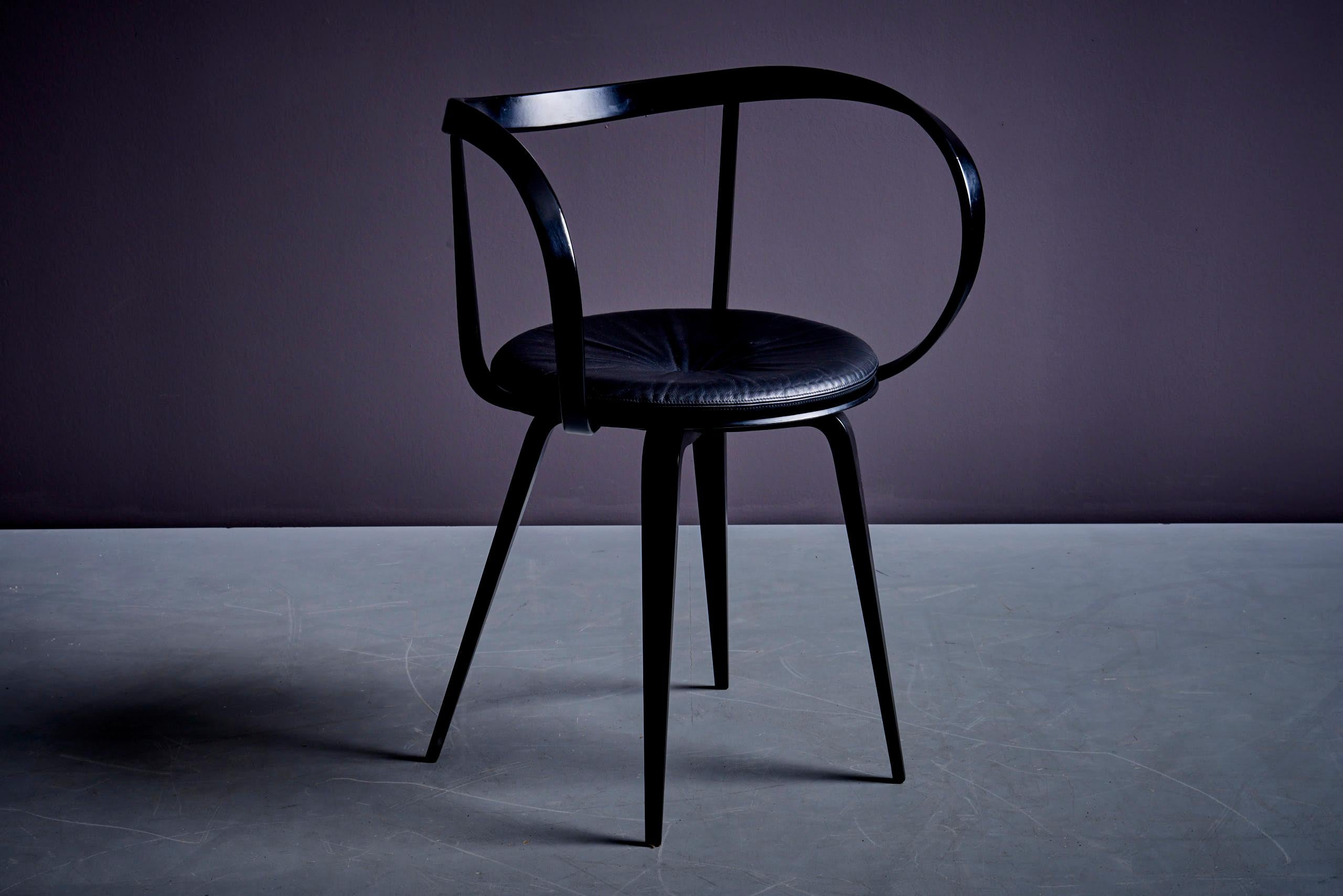 Un raro set di sei poltrone ''Pretzel'' con cuscini in pelle, realizzate in legno laminato da ICF De Padova in Italia tra il 1984 e il 1986. Originariamente progettato per Herman Miller, George Nelson autorizzò ICF a produrre questo modello per il