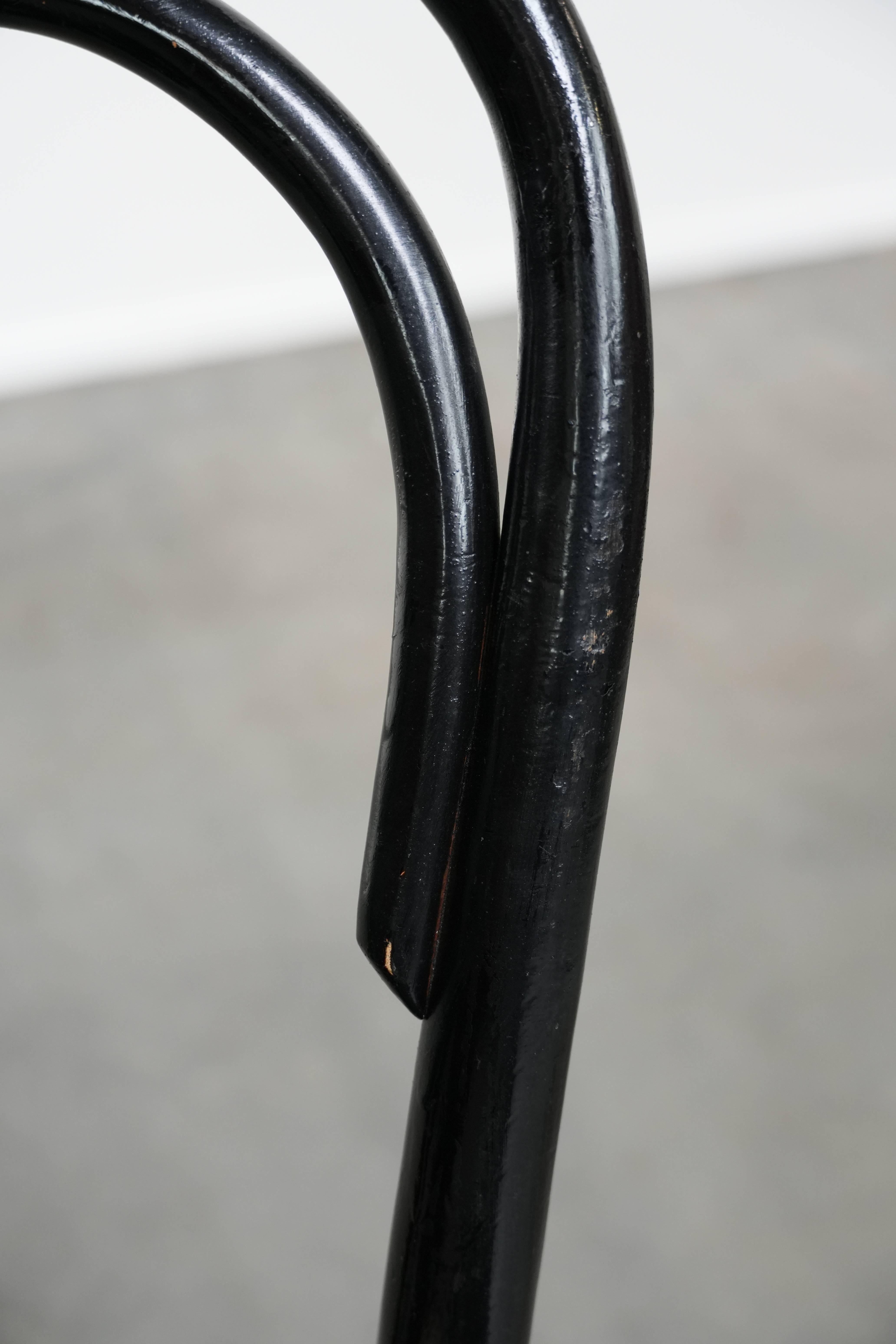 6 schwarze Thonet Bistrostühle im Vintage-Stil mit elegantem Design im Angebot 4
