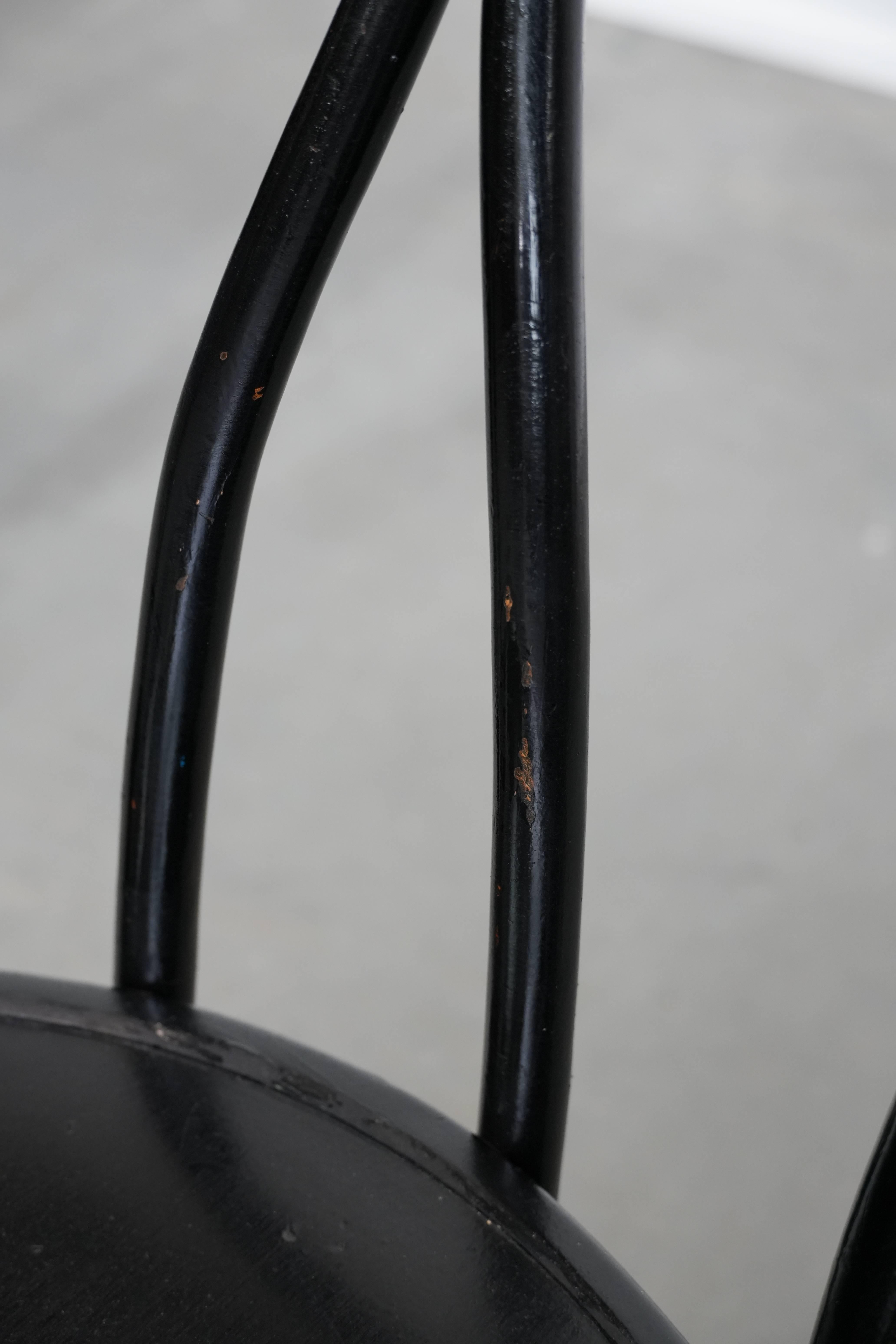 6 schwarze Thonet Bistrostühle im Vintage-Stil mit elegantem Design im Angebot 6