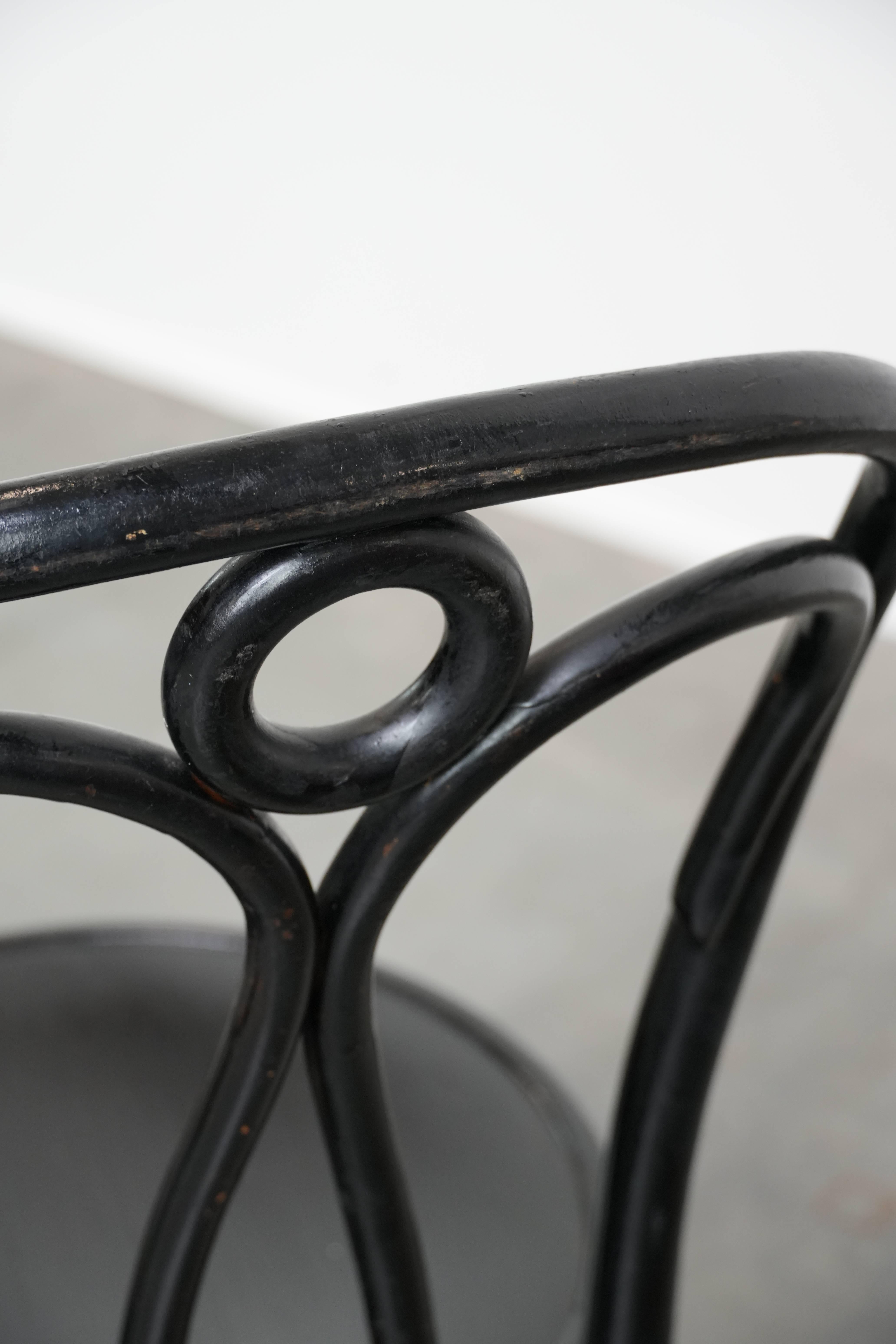 6 schwarze Thonet Bistrostühle im Vintage-Stil mit elegantem Design im Angebot 8