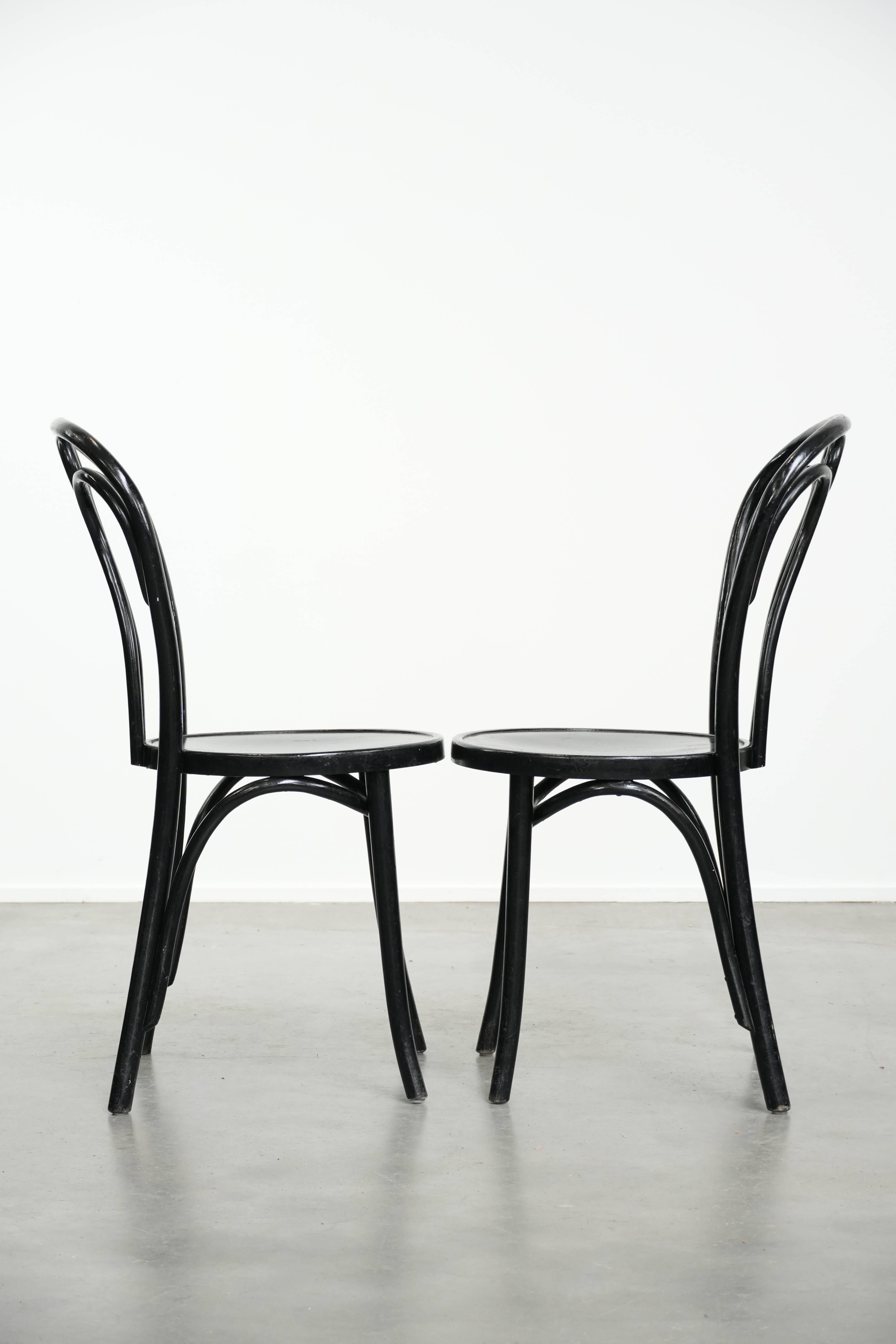 6 schwarze Thonet Bistrostühle im Vintage-Stil mit elegantem Design (Handgefertigt) im Angebot