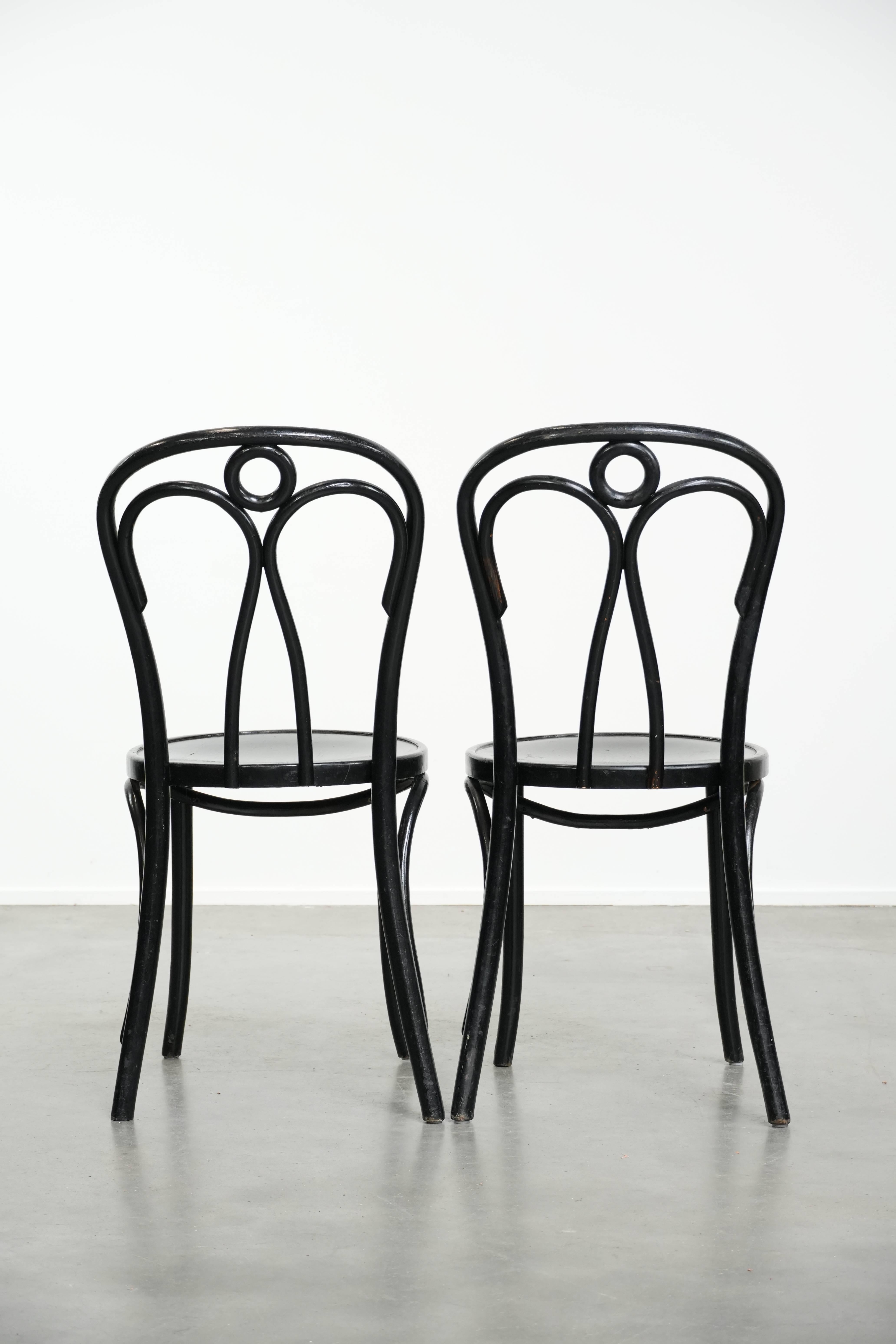 6 schwarze Thonet Bistrostühle im Vintage-Stil mit elegantem Design im Zustand „Relativ gut“ im Angebot in Harderwijk, NL