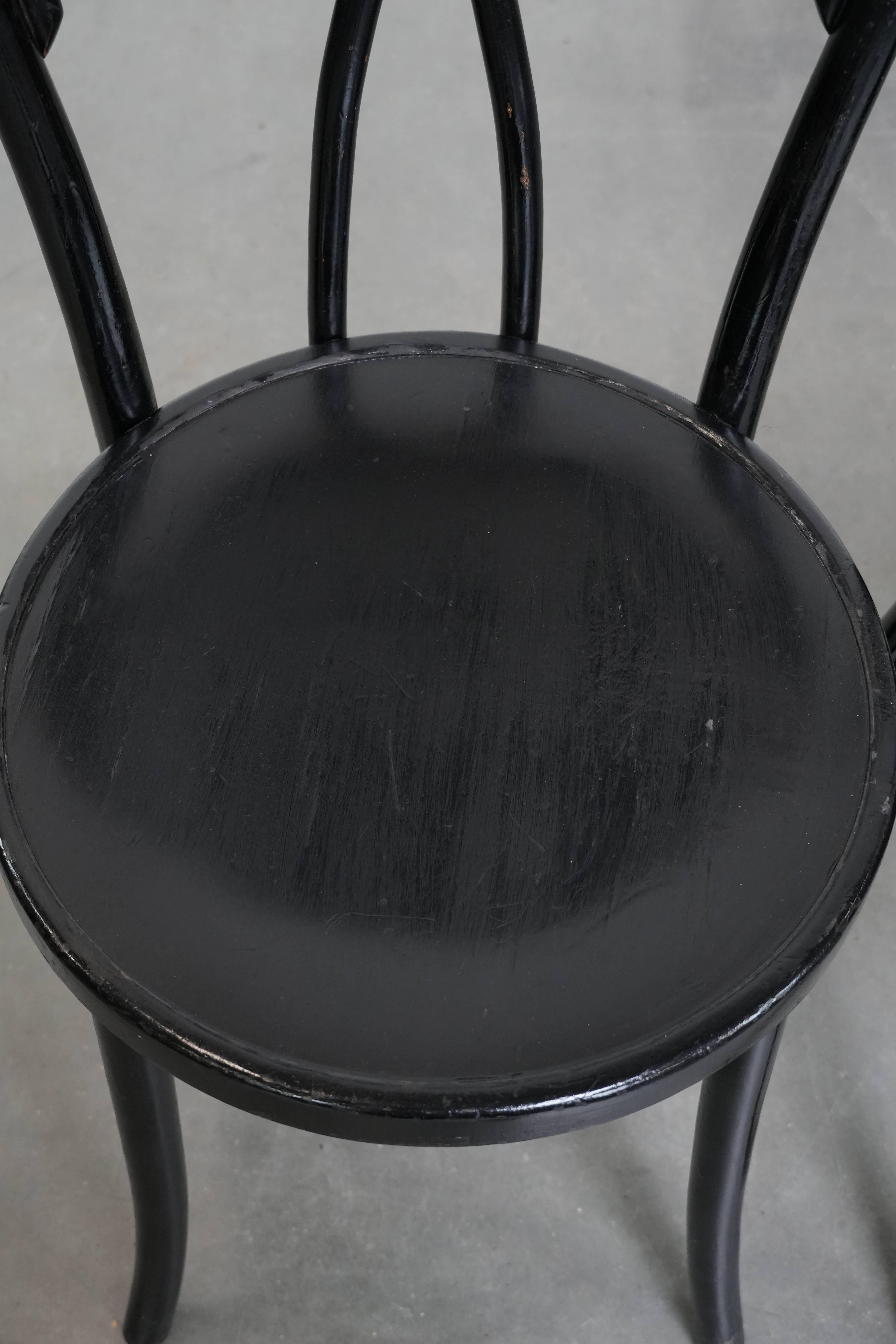 6 schwarze Thonet Bistrostühle im Vintage-Stil mit elegantem Design (Holz) im Angebot