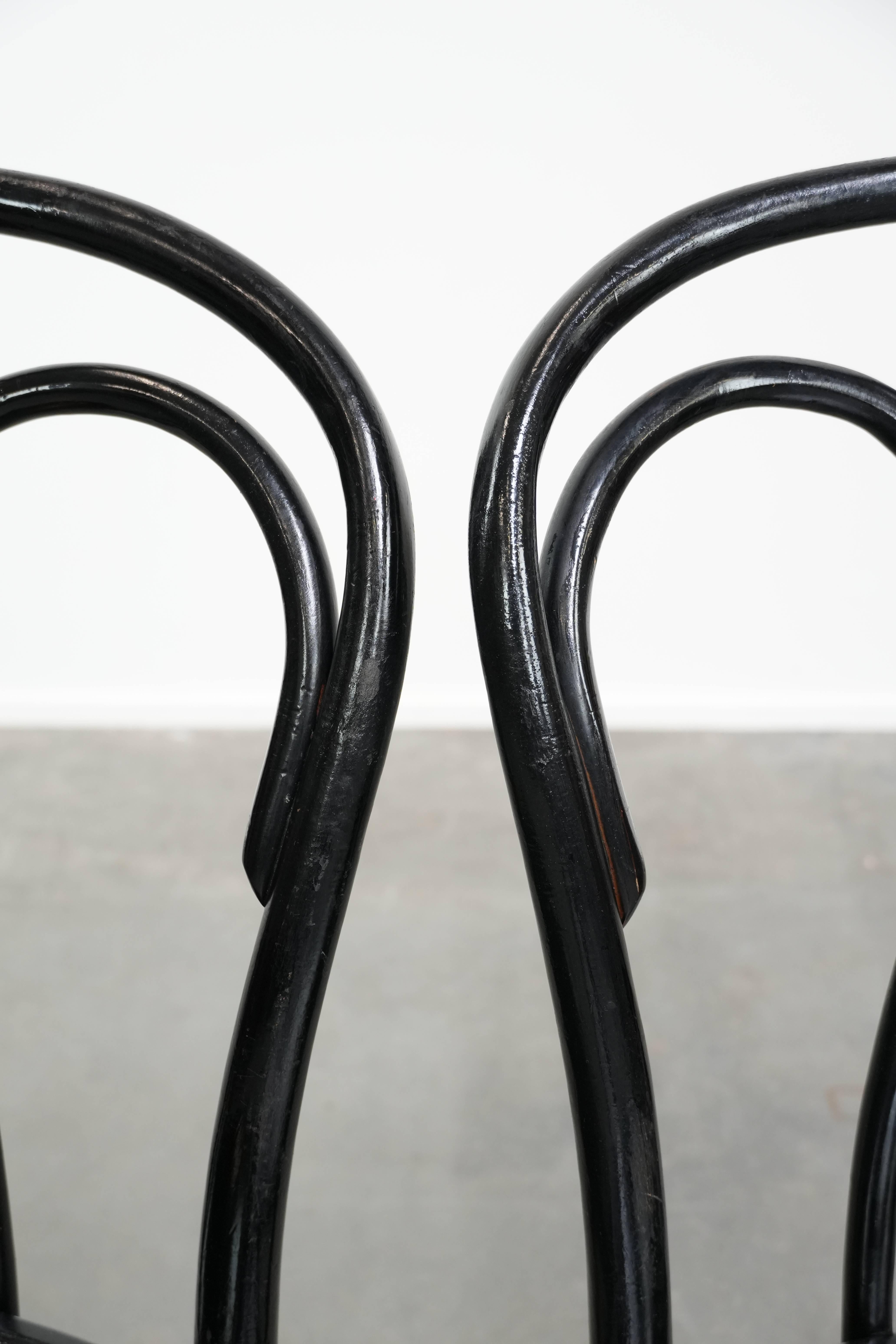 6 schwarze Thonet Bistrostühle im Vintage-Stil mit elegantem Design im Angebot 2