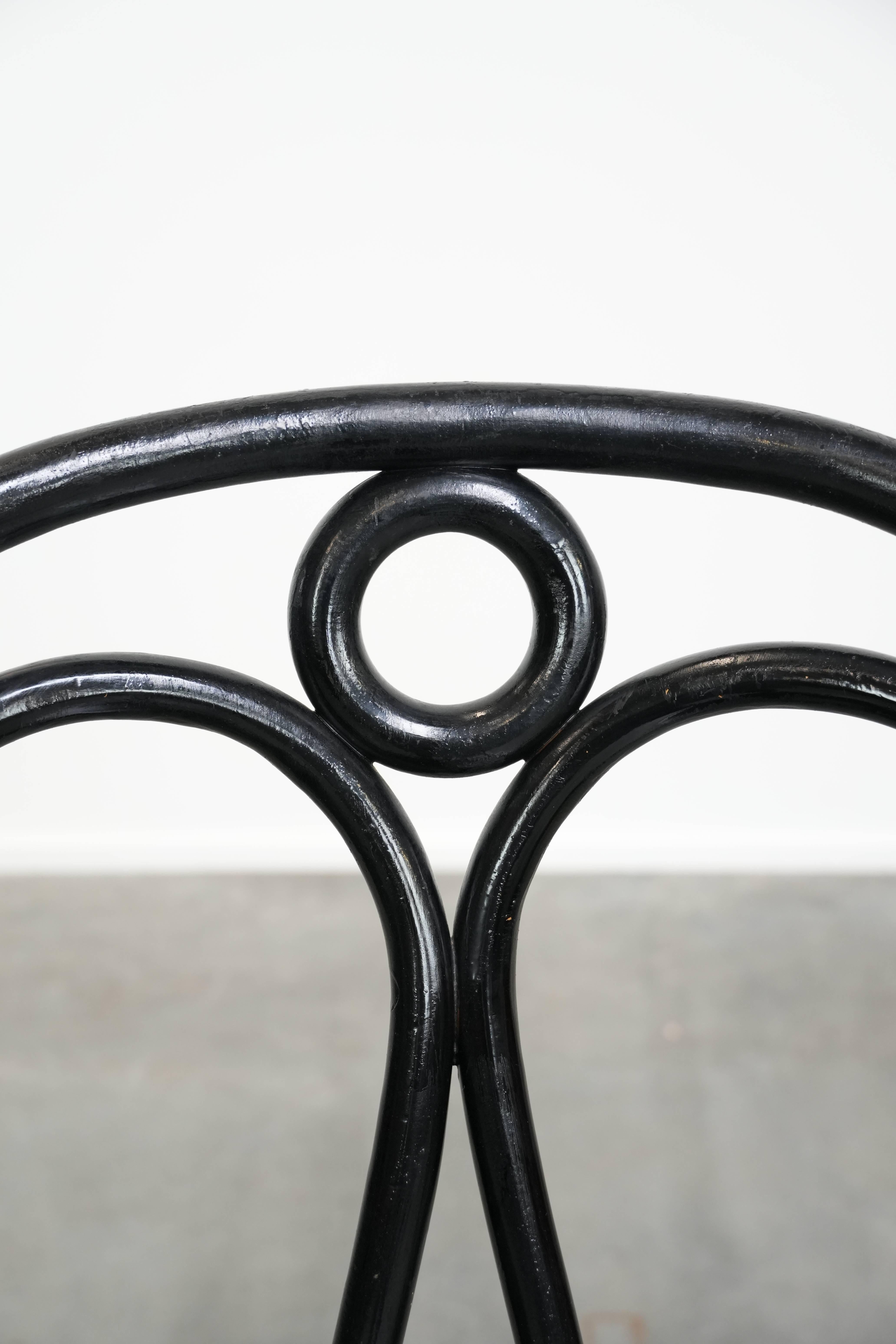 6 schwarze Thonet Bistrostühle im Vintage-Stil mit elegantem Design im Angebot 3