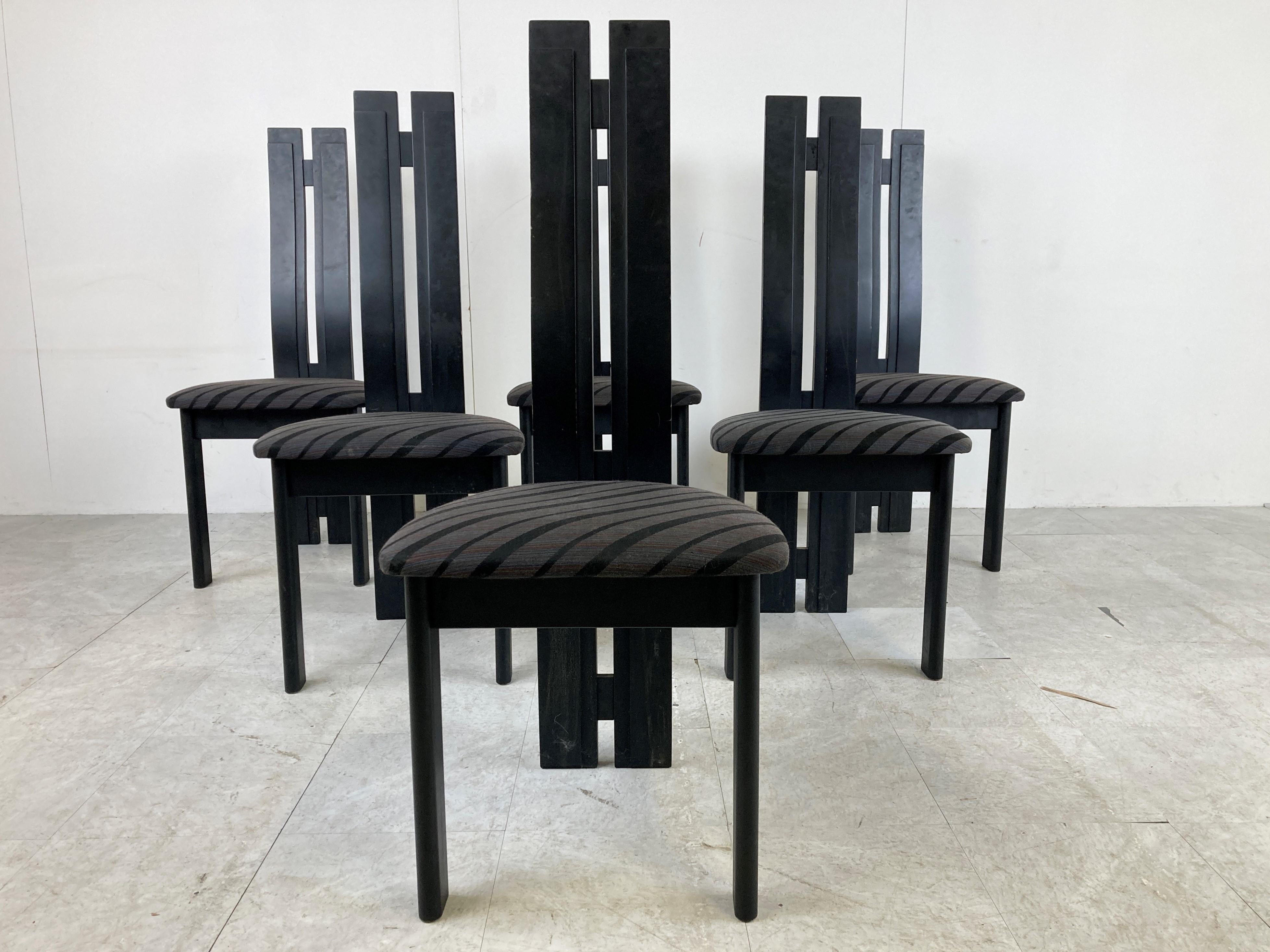 Postmoderne Ensemble de 6 chaises de salle à manger en bois noir à haut dossier - années 1980 en vente