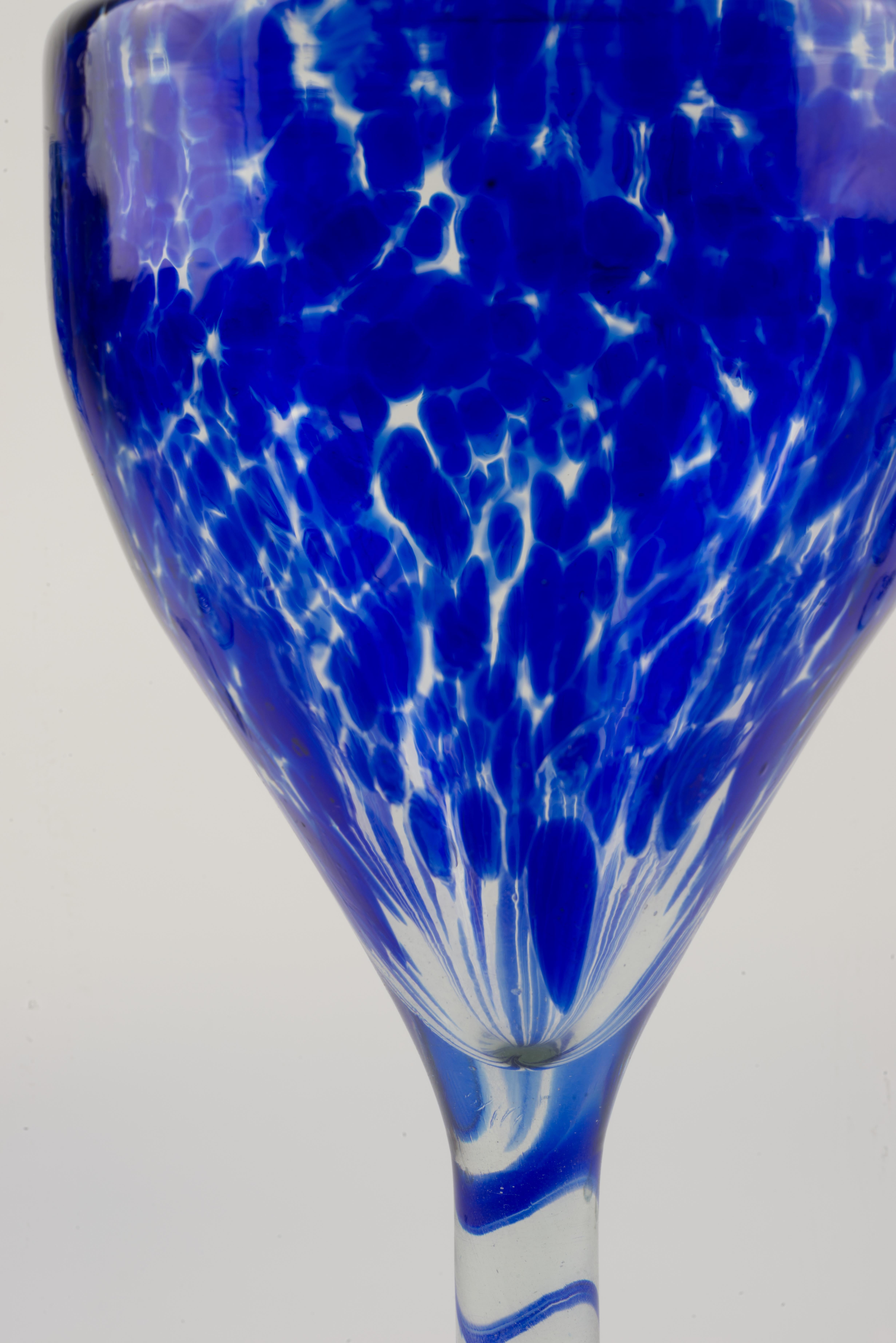 Set di 6 bicchieri da acqua o da vino soffiati blu cobalto e trasparenti Messico in vendita 1
