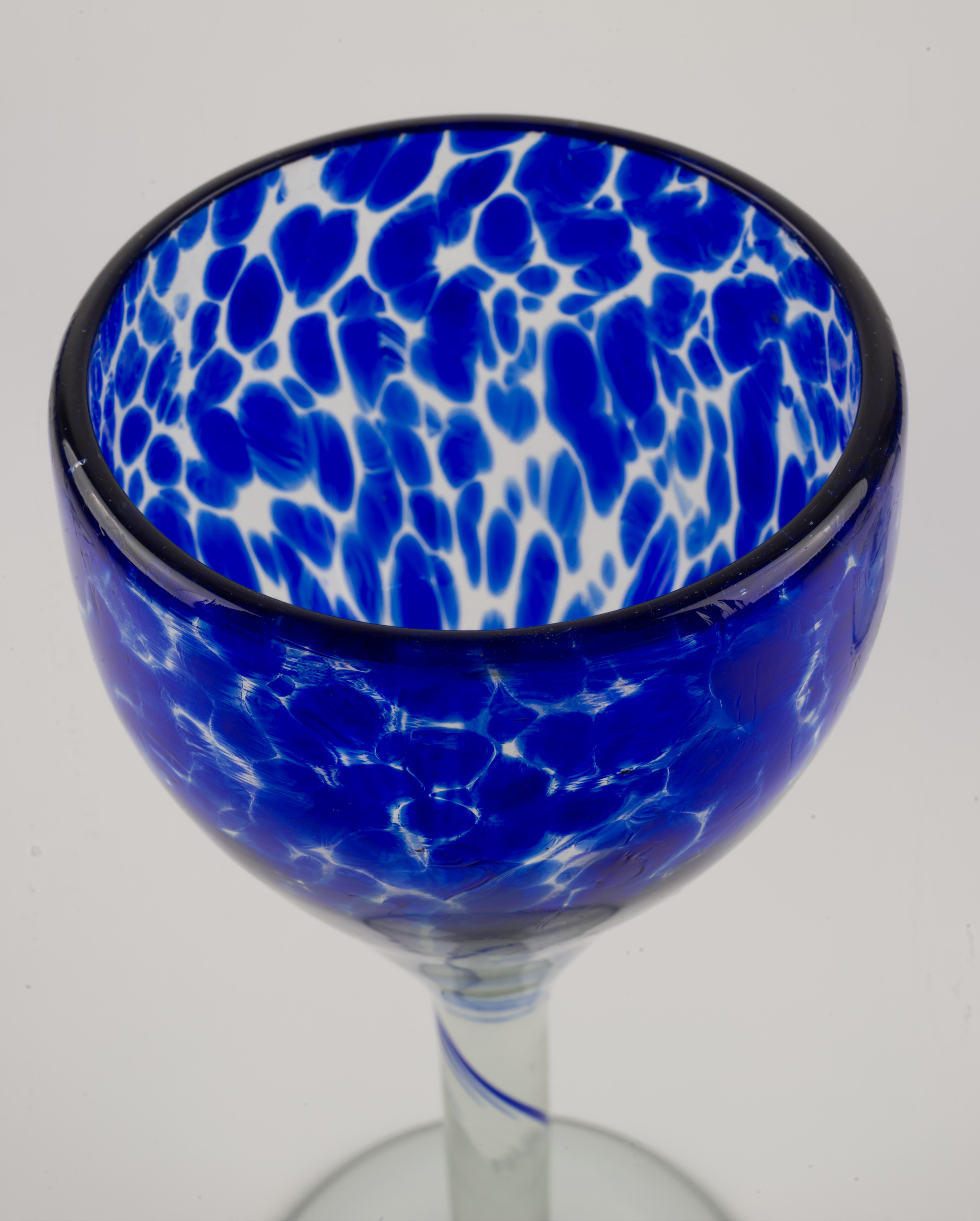 Set di 6 bicchieri da acqua o da vino soffiati blu cobalto e trasparenti Messico in vendita 2