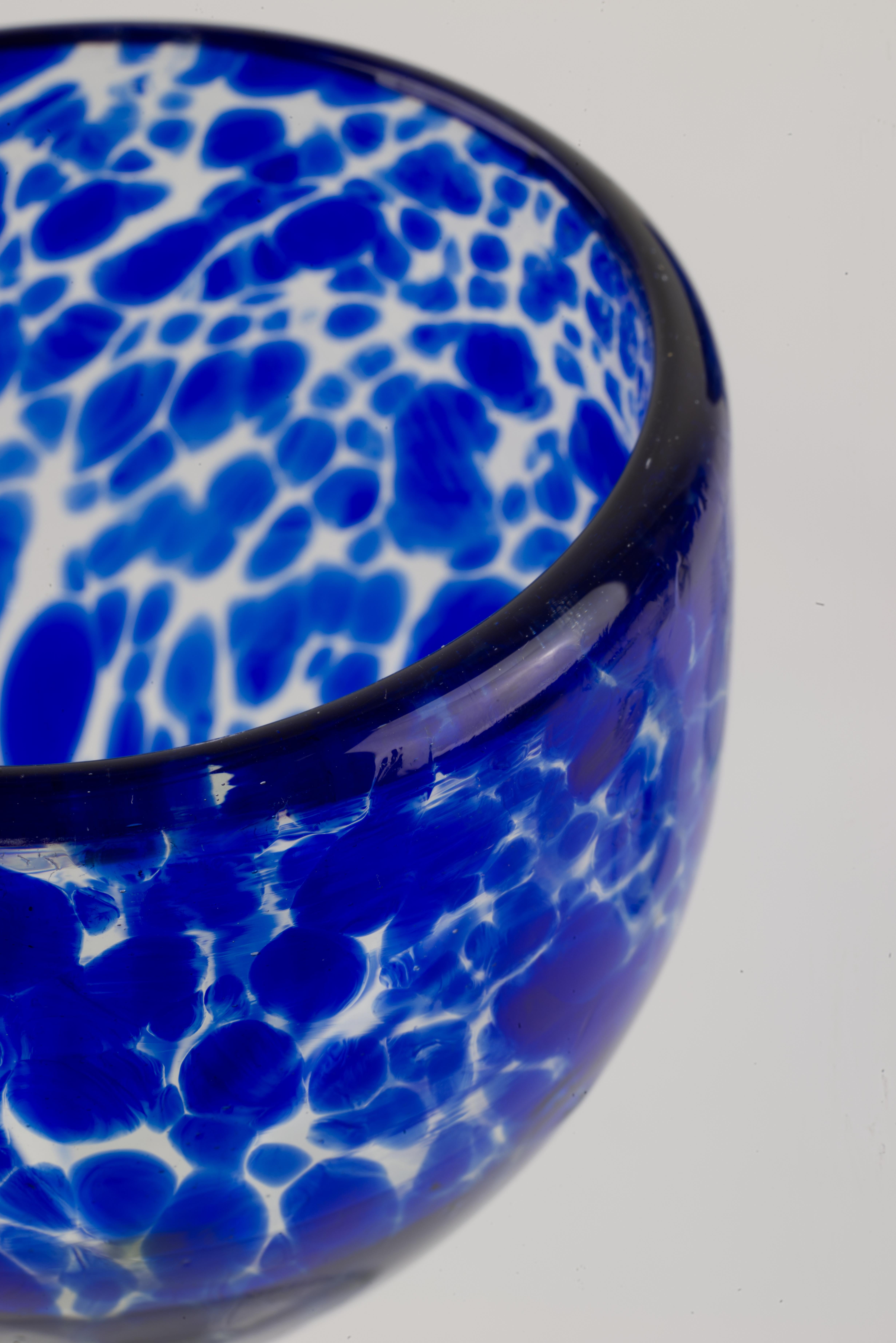 Set di 6 bicchieri da acqua o da vino soffiati blu cobalto e trasparenti Messico in vendita 3