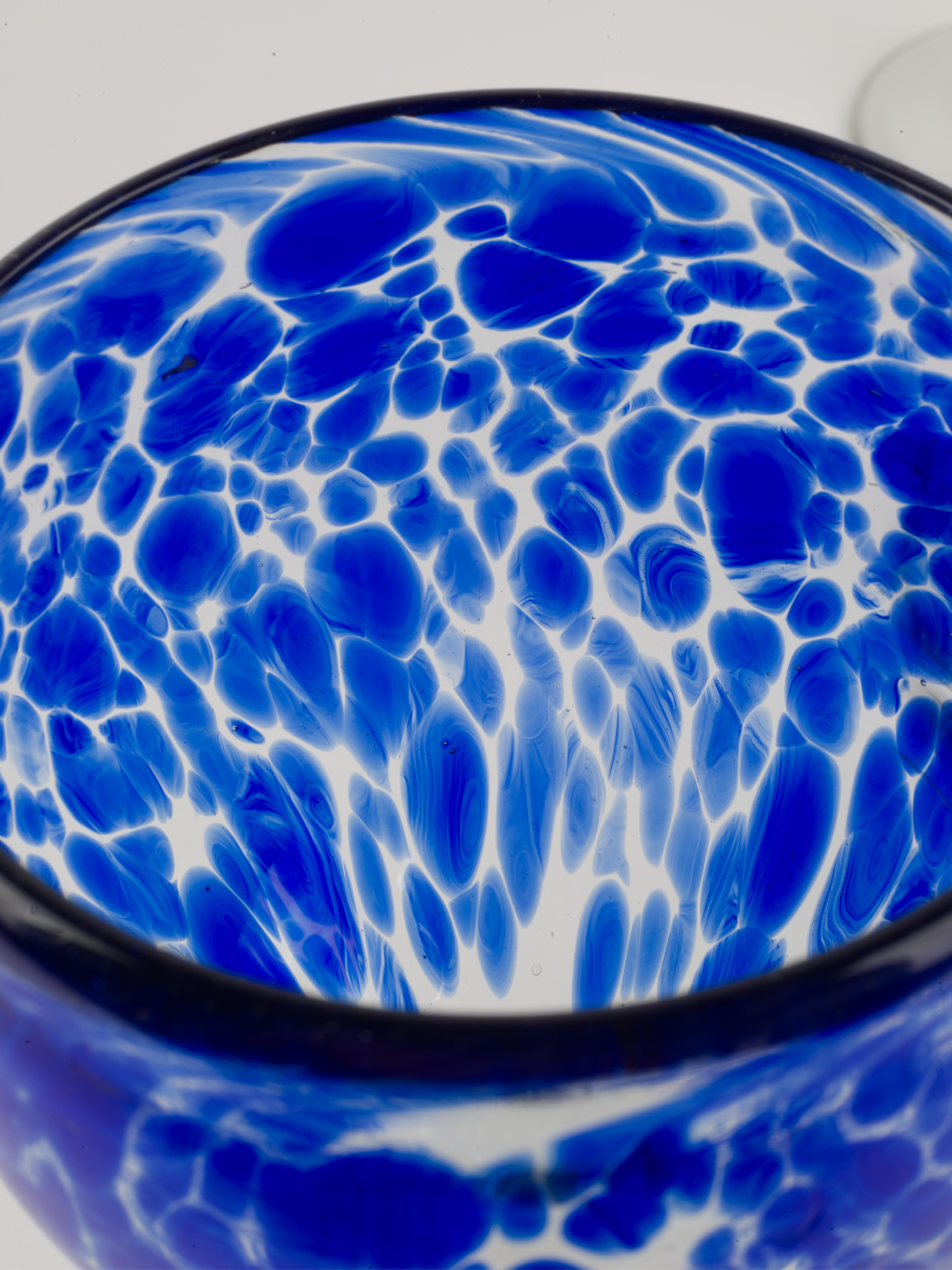 Set di 6 bicchieri da acqua o da vino soffiati blu cobalto e trasparenti Messico in vendita 4