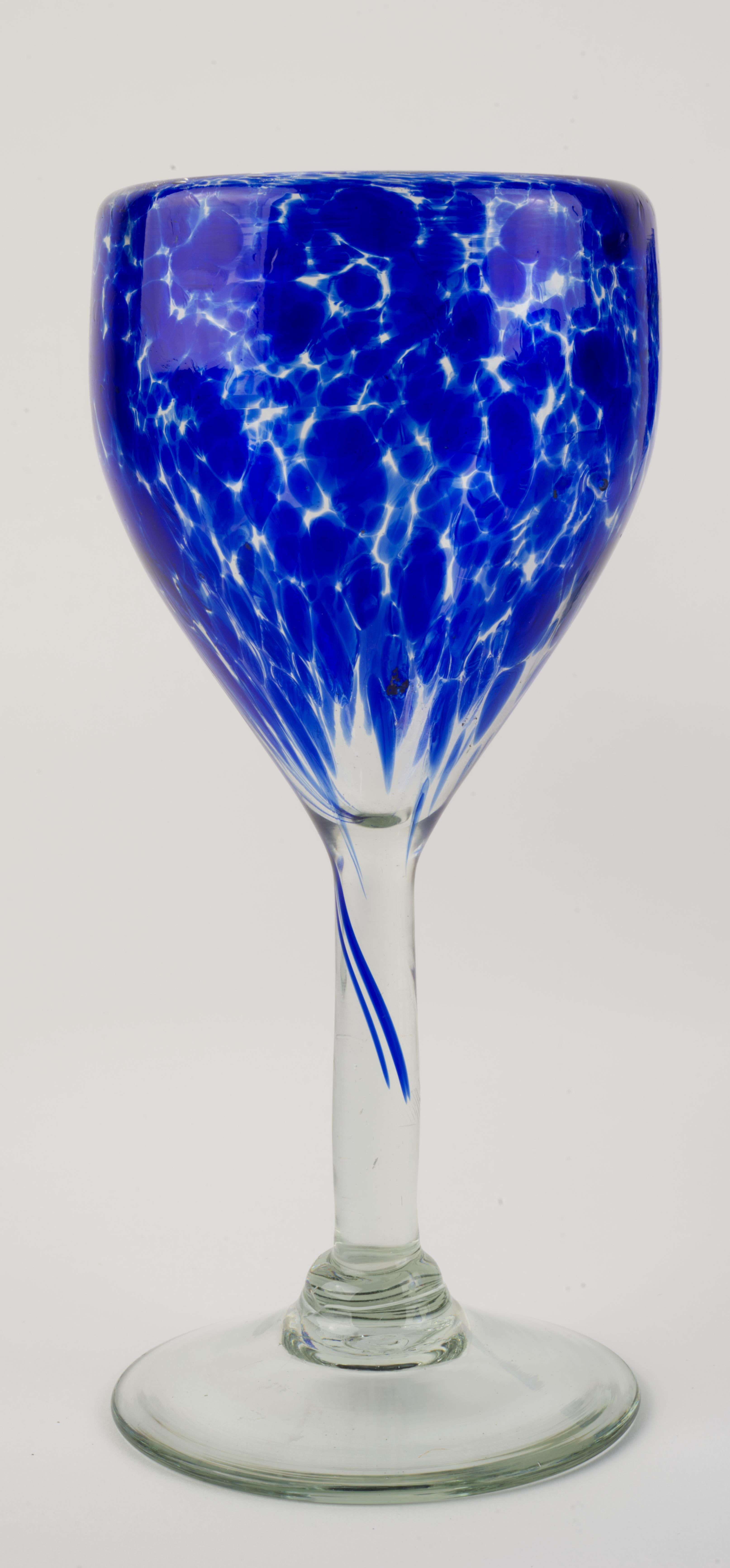 Organico moderno Set di 6 bicchieri da acqua o da vino soffiati blu cobalto e trasparenti Messico in vendita