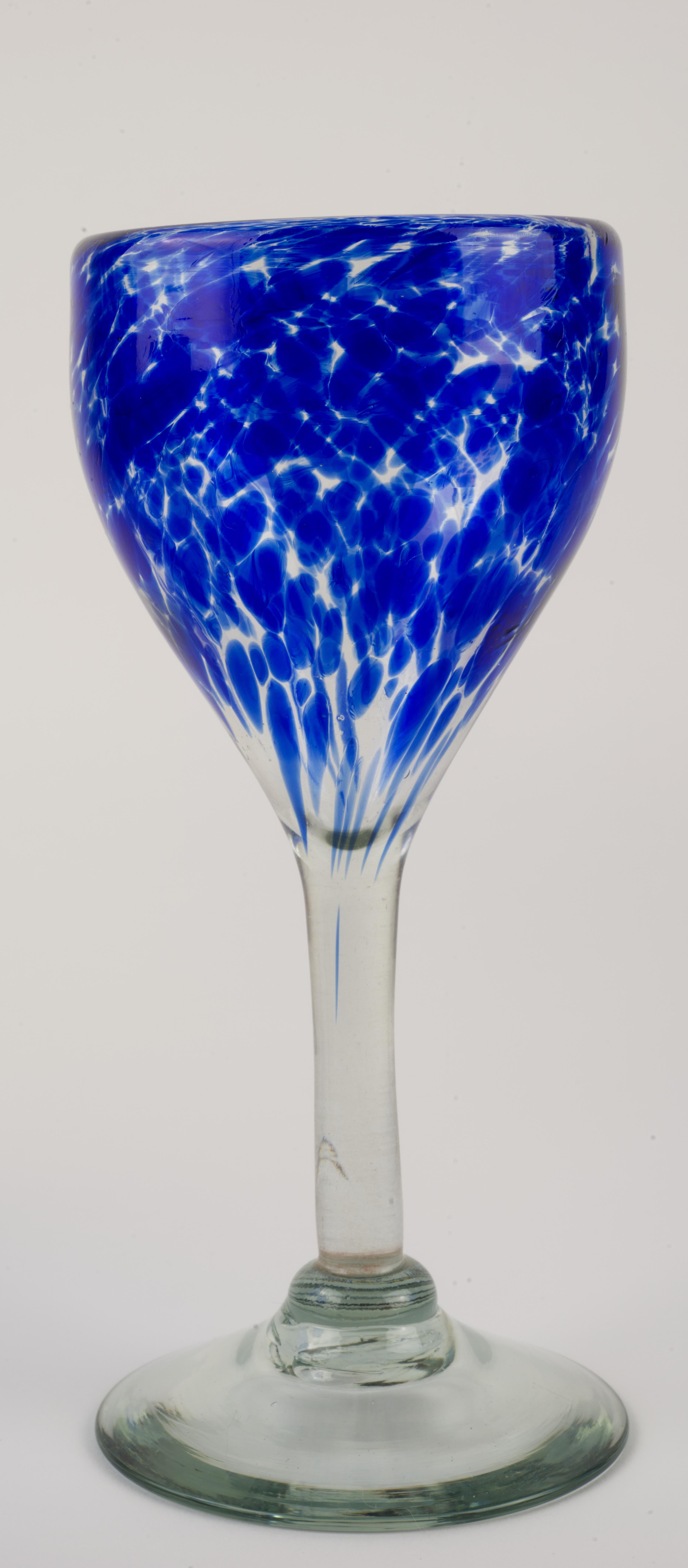 Fatto a mano Set di 6 bicchieri da acqua o da vino soffiati blu cobalto e trasparenti Messico in vendita