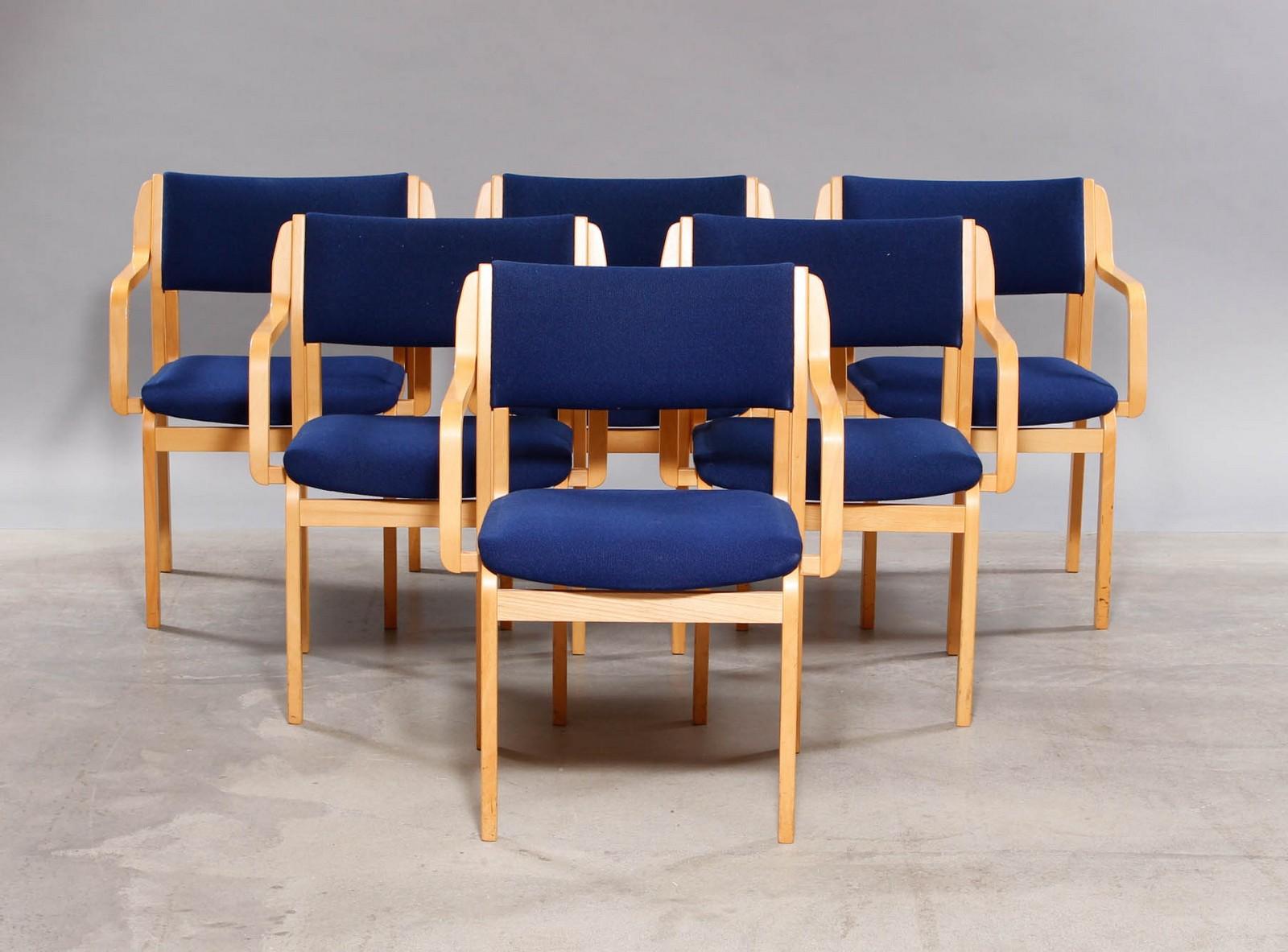 Meubles Farstrup. Six (6) chaises Farstrup furniture. Chaises de conférence en hêtre laqué poli avec accoudoirs, empilables, assise et dossier recouverts de tissu en laine bleue.