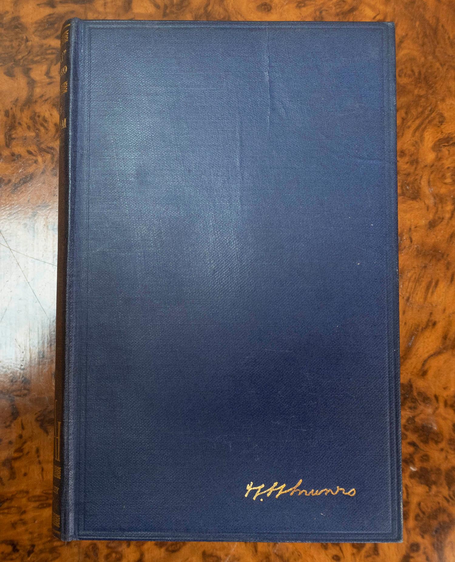 Anglais Ensemble de 6 livres reliés en tissu bleu. Les œuvres de H.H Munro « Saraki », vers 1927 en vente