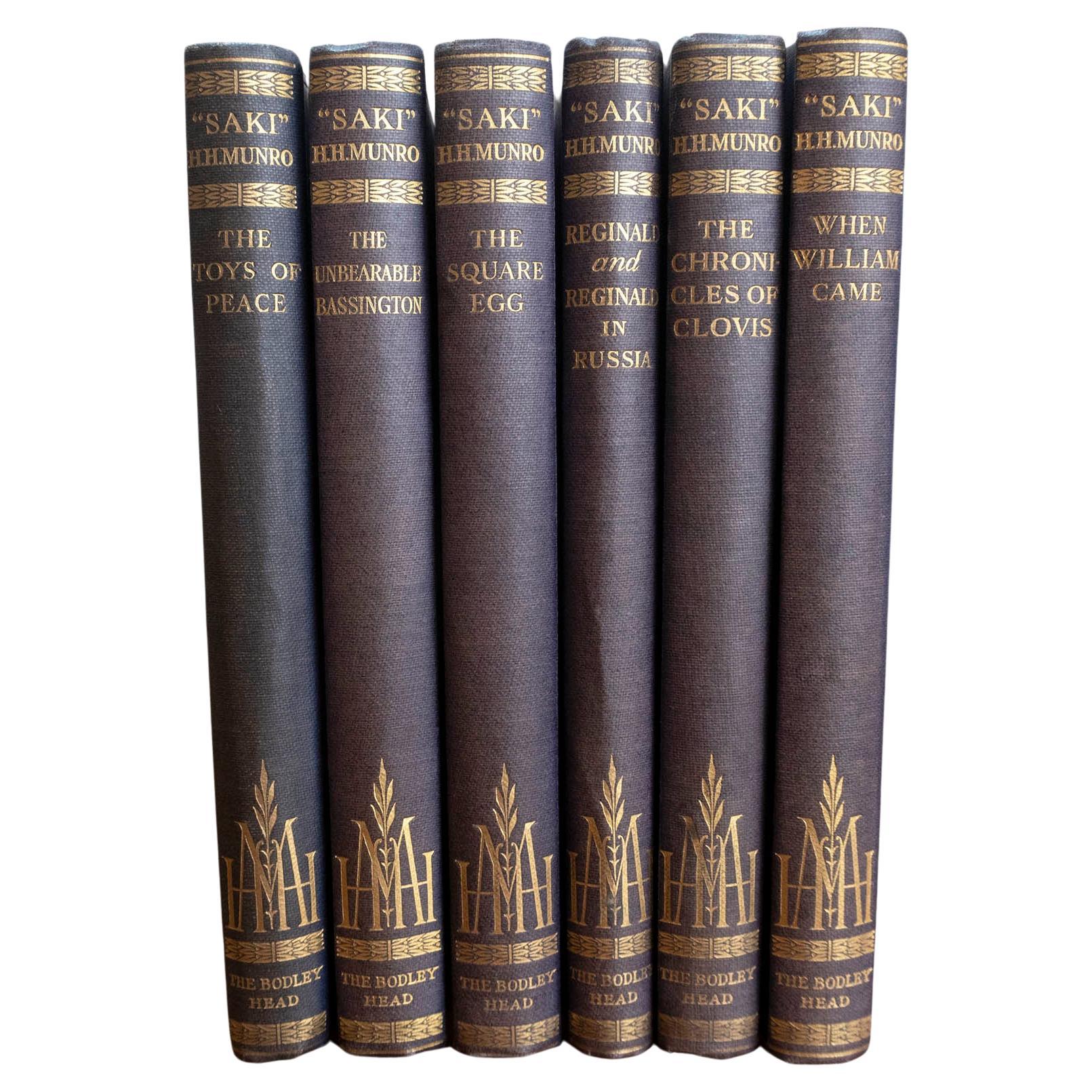 Set von 6 blauen, in Stoff gewickelten Büchern. The Works of H.H Munro. "Saki" C.1927