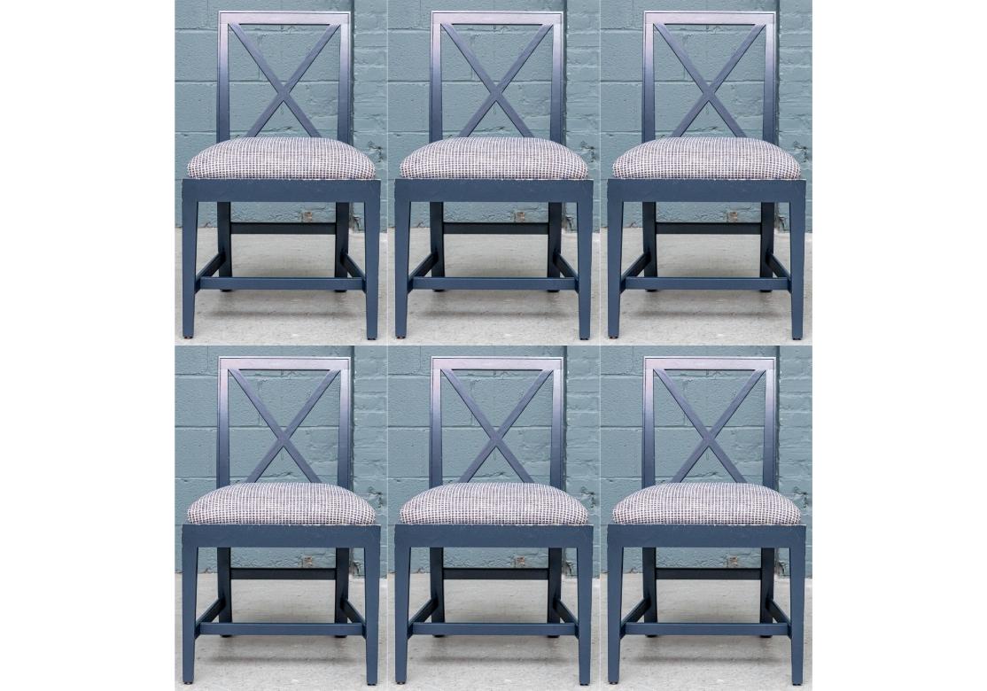 Juego de 6 sillas de comedor esquineras bloqueadas, decoradas con pintura azul esmaltada, con asientos tapizados en tela, respaldos en forma de X, bastidor de cajón y apoyadas sobre patas rectas. Asientos sólidos y cómodos. 

Dimensiones: 21