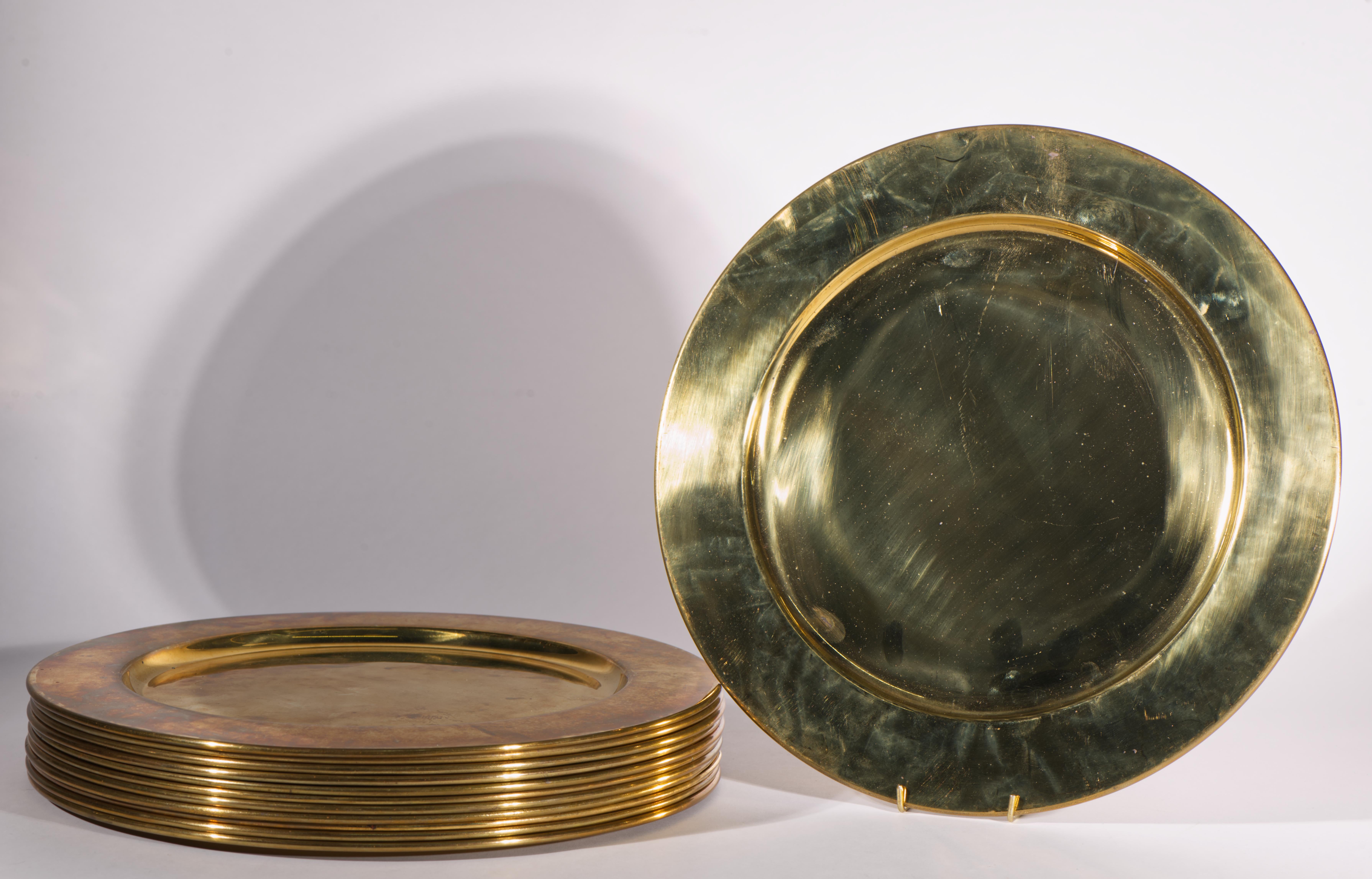 Le set vintage de 6 assiettes à charge en laiton présente une forme épurée et traditionnelle, avec une forme et une palette de couleurs minimales dans le style The Modern Scandinavian. 

Les chargeurs mesurent 11,88