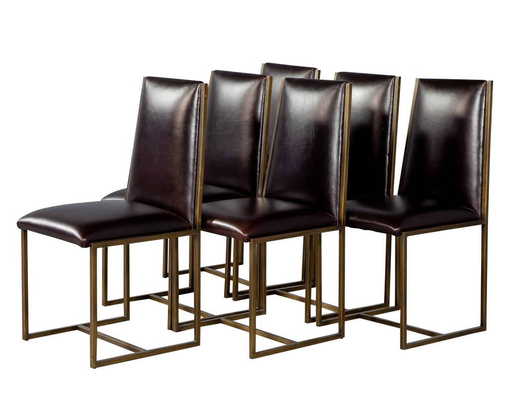 Ensemble de 6 chaises de salle à manger en laiton patiné par Mastercraft. Les cadres en laiton d'origine ont été nouvellement recouverts d'un cuir italien classique de couleur châtaigne. Les cadres en laiton et le cuir sont patinés par le temps.