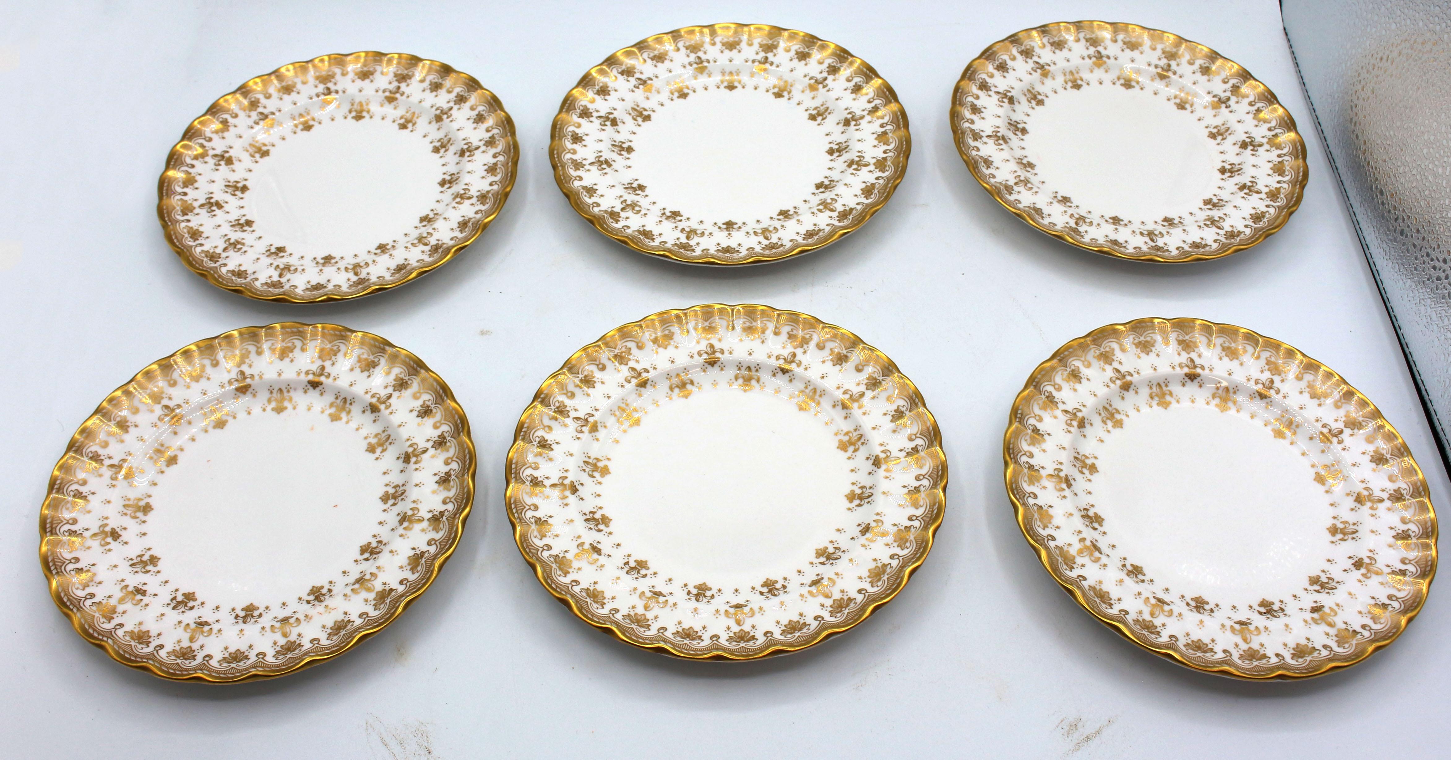 Set of 6 Bread & Butter Plates, Spode's Fleur de Lys Gold, Mid-20th century, bone china. Fine gilt decoration. Discontinued pattern. Fine condition.
6 1/2