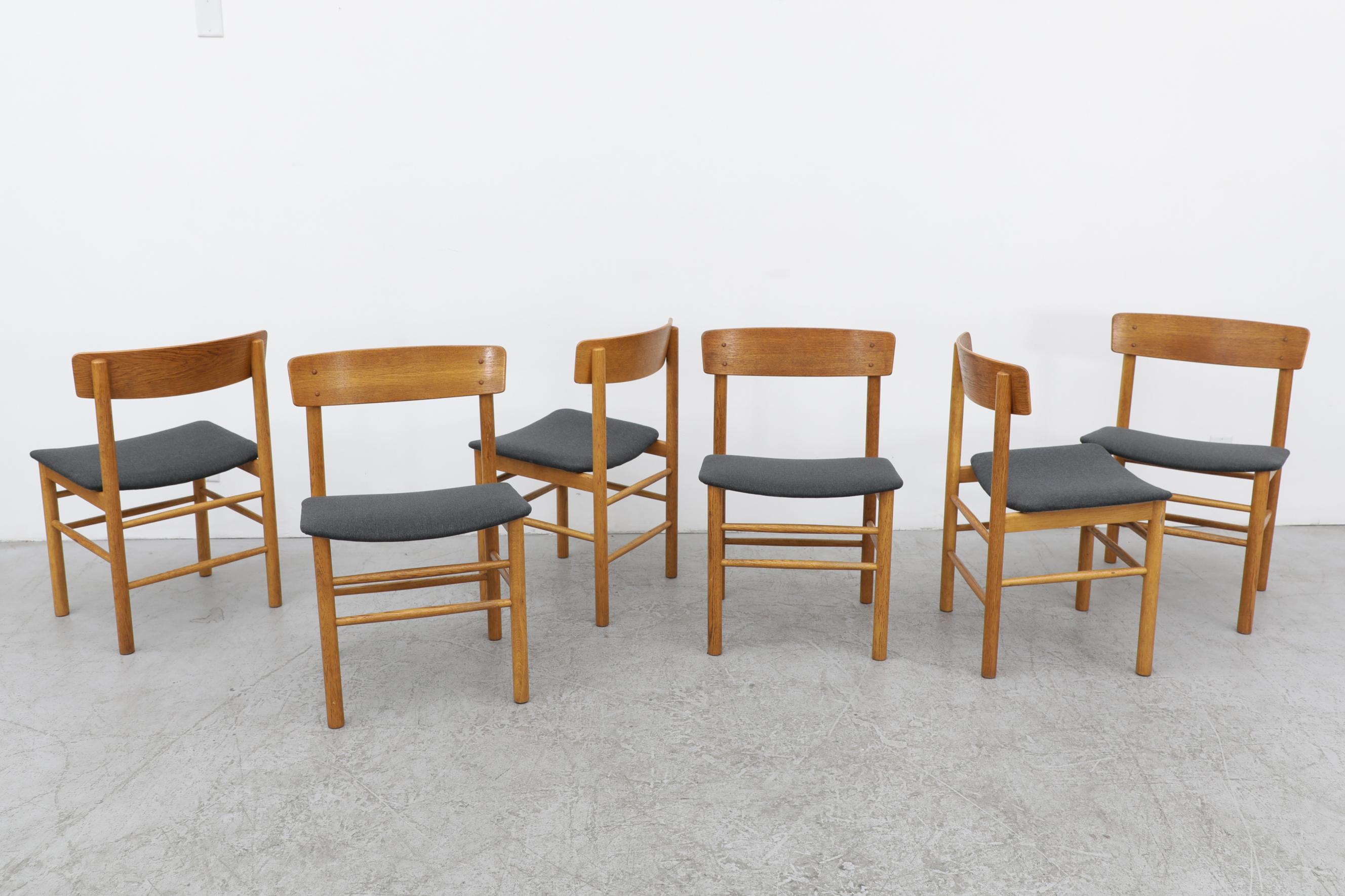 Ensemble de 6 chaises en chêne Børge Mogensen Modèle 3236. Mogensen est devenu chef du design à Fredericia en 1955 et l'une de ses premières réussites a été la chaise 3236, lancée en 1956. Robuste mais élégamment construite, la chaise met en
