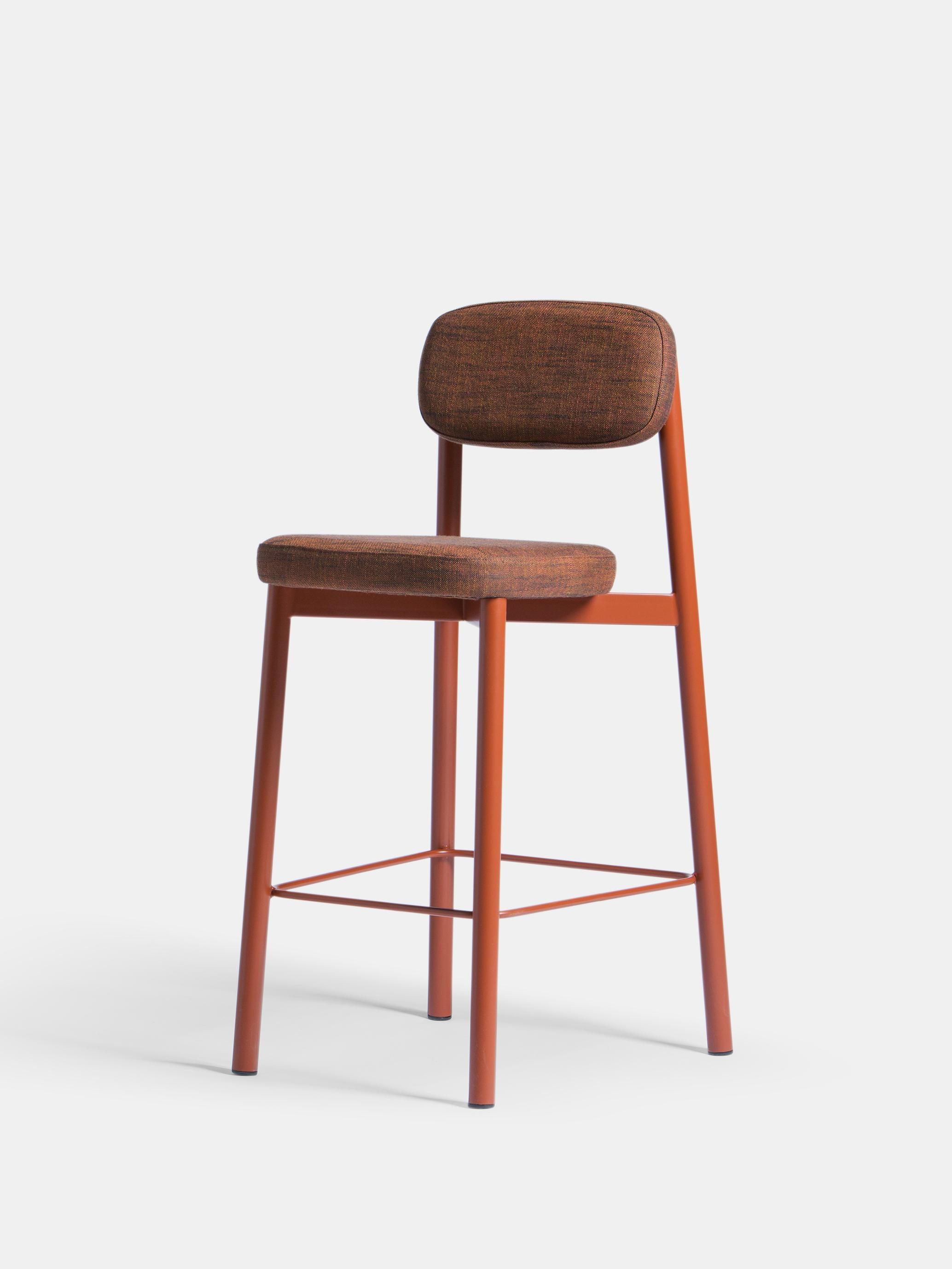 Ensemble de 6 chaises de comptoir 65 cm rouge brique de Kann Design
Dimensions : D 50 x L 46 x H 93 cm.
MATERIAL : Tube d'acier, mousse HR, tissu d'ameublement Sahco Ellis 18 (70 % viscose, 30 % lin).
Disponible dans d'autres couleurs.

Tous les