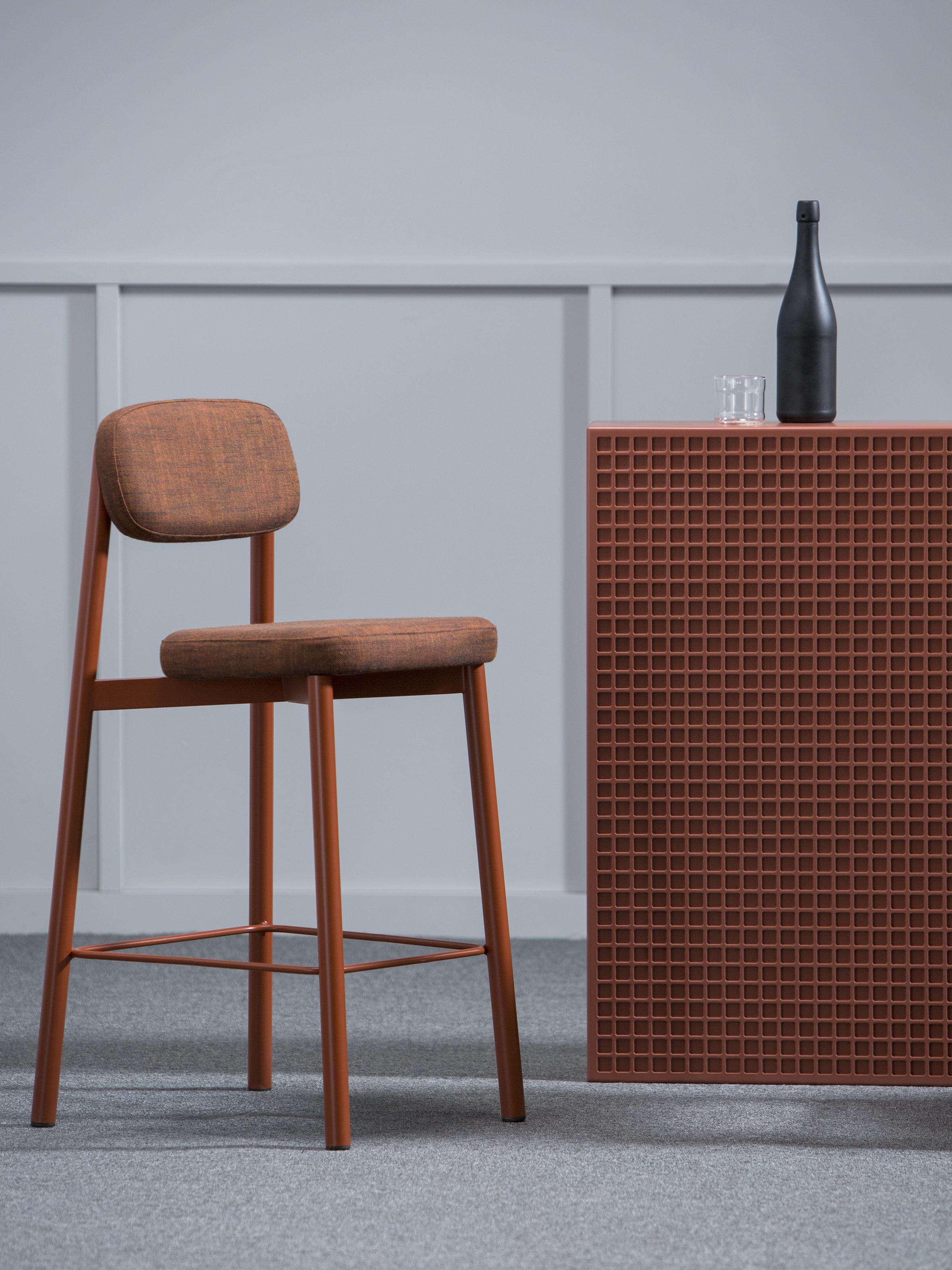 Postmoderne Ensemble de 6 chaises de comptoir 65 cm rouge brique de Kann Design en vente